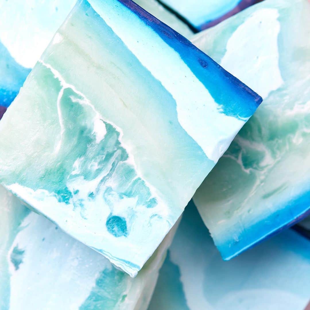 LUSH Cosmeticsさんのインスタグラム写真 - (LUSH CosmeticsInstagram)「Feeling blue? Eucalyptus, peppermint and lemongrass oils create the signature mood-lifting scent of our Outback Mate Soap. Good for your mood and even better for the planet - there's not a hint of plastic packaging in sight. #SustainableBeauty 🌎💙✨」5月9日 3時54分 - lushcosmetics