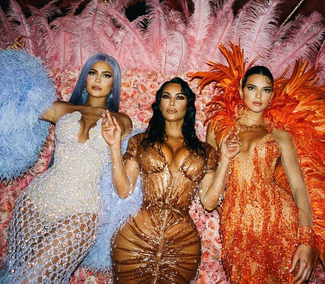 Vogueさんのインスタグラム写真 - (VogueInstagram)「If the mission statement of “camp,” this year’s #MetGala theme, is go big or go home, then sisters @kyliejenner, @kimkardashian, @kendalljenner delivered.  Want to see more from inside the event? Tap the link in our bio. Photographed by @mehdilacoste_」5月9日 3時54分 - voguemagazine