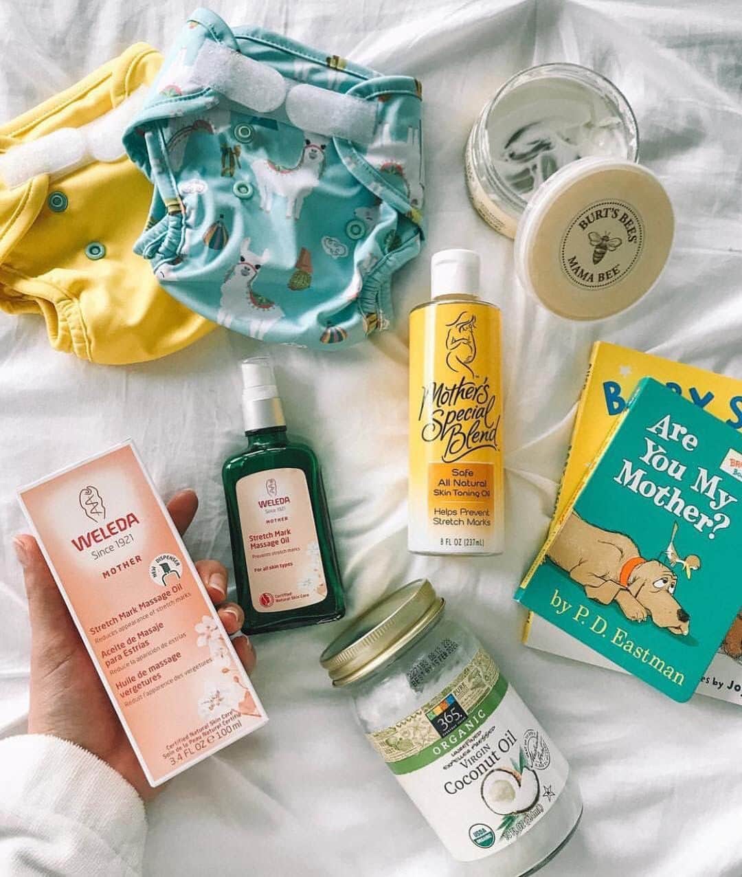 Weledaのインスタグラム：「During pregnancy, your body needs extra tender care, so you can feel well and enjoy what nature is doing. 🌸  Our Stretch Mark Massage Oil uses ingredients to nurture your skin throughout your pregnancy and help diminish the appearance of stretch marks! (pc: @wellnessgalaxy)」