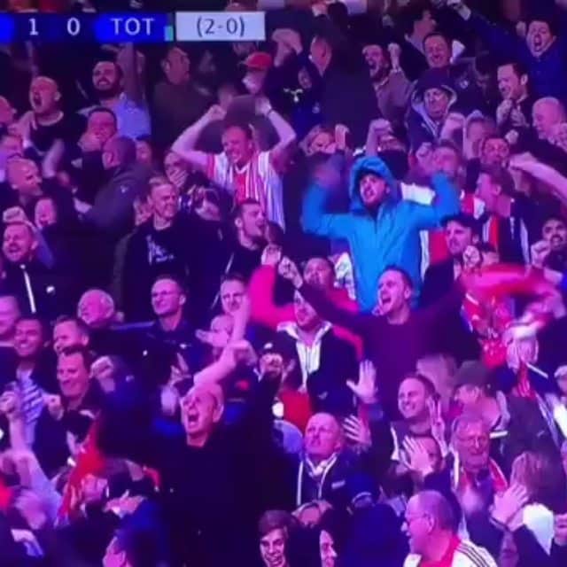 カルロス・テベスのインスタグラム：「1-0 for Ajax! ❌❌❌ @mdeligt_」