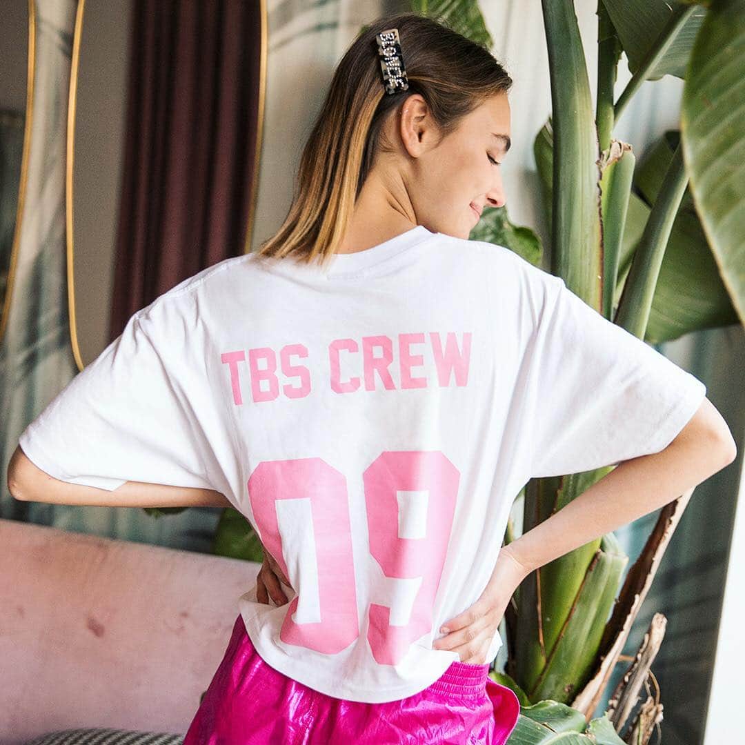 Blonde Saladさんのインスタグラム写真 - (Blonde SaladInstagram)「The official TBS CREW t-shirt by @lesartists is now online! Don’t miss it 💘💘💘 #theblondesalad #tbscrew」5月9日 4時15分 - theblondesalad