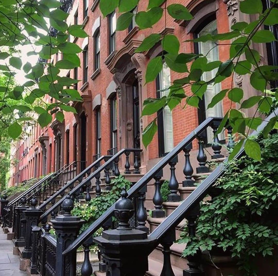 C.O. Bigelowさんのインスタグラム写真 - (C.O. BigelowInstagram)「In the West Village, every stoop is more charming than the next! 😍⠀⠀⠀⠀⠀⠀⠀⠀⠀ ⠀⠀⠀⠀⠀⠀⠀⠀⠀ | 📷 @colorofnewyork」5月9日 4時19分 - cobigelow