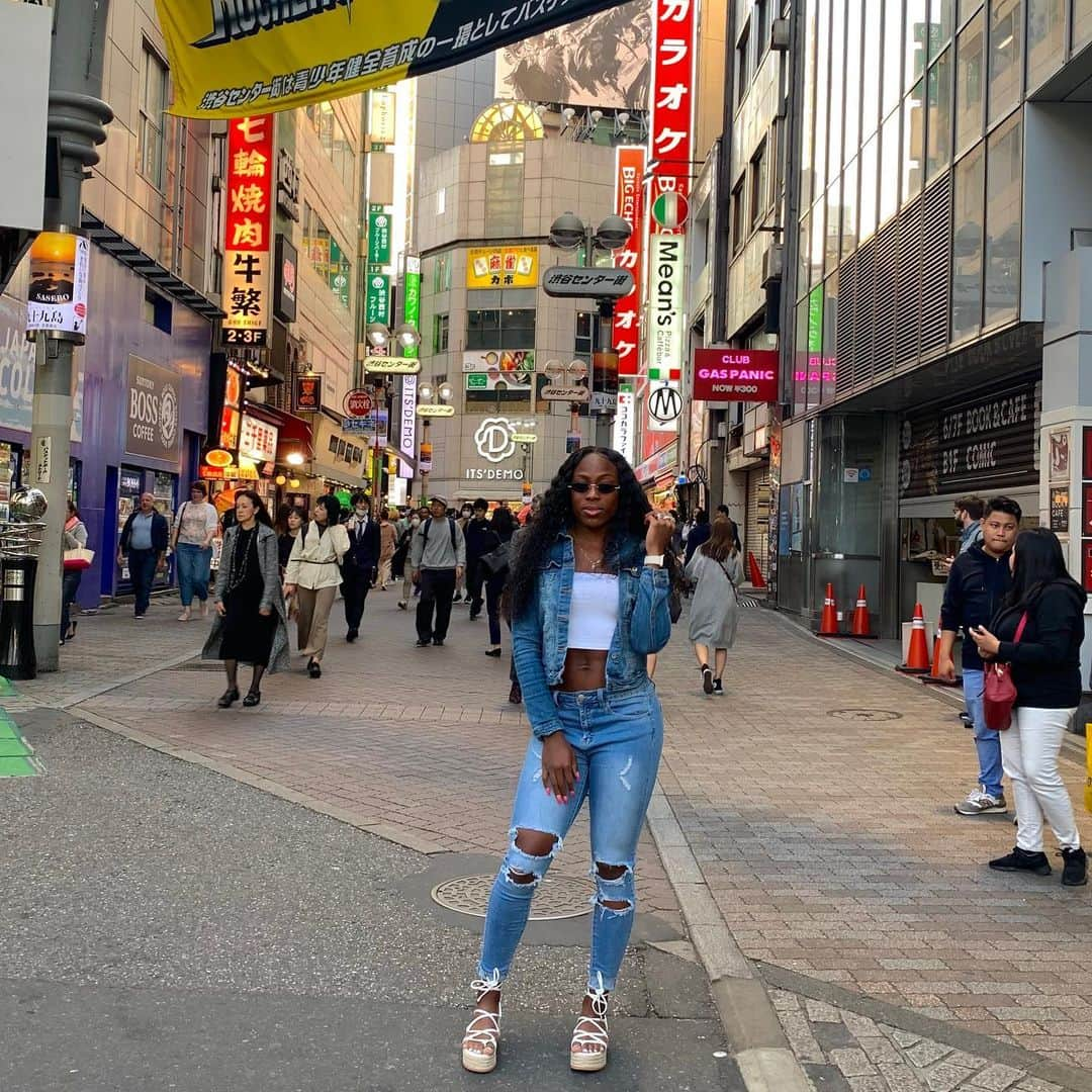 アシュリー・ヘンダーソンさんのインスタグラム写真 - (アシュリー・ヘンダーソンInstagram)「🇯🇵 When in Japan 🇯🇵⁣⁣  ⁣⁣ #tokyo #japan #outfit #vlog #shibuya #espadrilles #bossbabe #blackgirlmagic #trackandfield #usa #usatf #athlete #womenathletes #sprinters #godsplans #fitness #fitnessmotivation #fitnessgirl #fitwomen #style #styleinspo #lifestyle #adidas #adidasrunners #adidaswomen #always #smile」5月9日 4時20分 - iamsimplyash