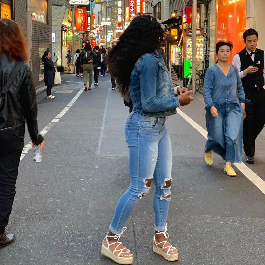 アシュリー・ヘンダーソンさんのインスタグラム写真 - (アシュリー・ヘンダーソンInstagram)「🇯🇵 When in Japan 🇯🇵⁣⁣  ⁣⁣ #tokyo #japan #outfit #vlog #shibuya #espadrilles #bossbabe #blackgirlmagic #trackandfield #usa #usatf #athlete #womenathletes #sprinters #godsplans #fitness #fitnessmotivation #fitnessgirl #fitwomen #style #styleinspo #lifestyle #adidas #adidasrunners #adidaswomen #always #smile」5月9日 4時20分 - iamsimplyash