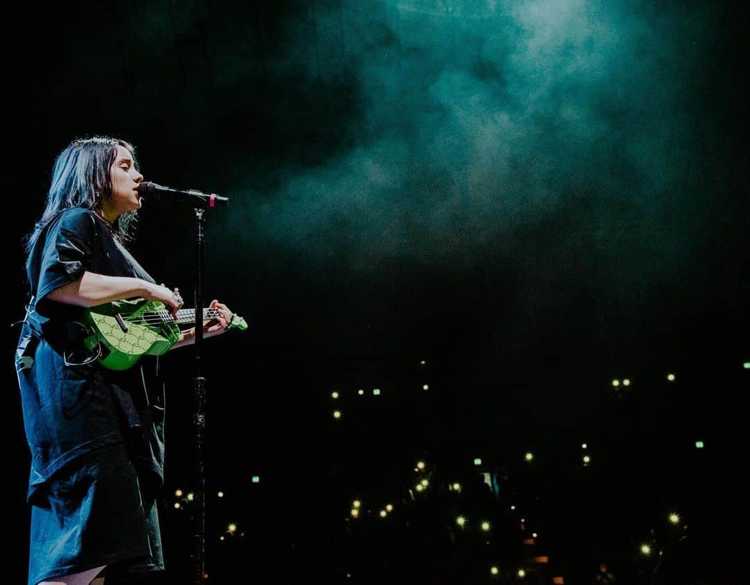 Fender Guitarさんのインスタグラム写真 - (Fender GuitarInstagram)「Check out @billieeilish on tour in Australia playing her custom Fender green Ukulele!」5月9日 4時24分 - fender