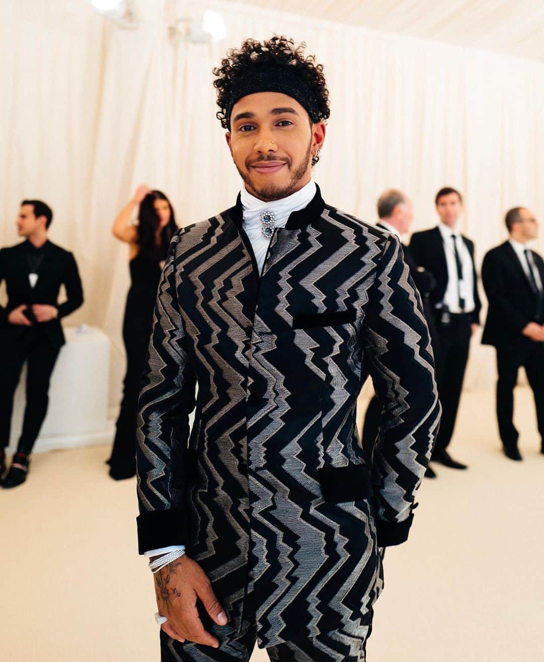 のインスタグラム：「Design is in the details for @lewishamilton's #MetGala 2019 look.」