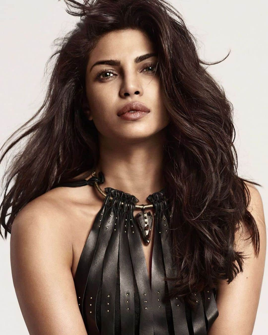 ELLE Magazineさんのインスタグラム写真 - (ELLE MagazineInstagram)「#PriyankaChopra is starring in @obagimedical’s first ever global beauty campaign! Link in bio for ELLE’s exclusive interview as she talks her product faves and inclusivity in the beauty industry. | ELLE February 2016, photo by @cedric_buchet」5月9日 4時29分 - elleusa