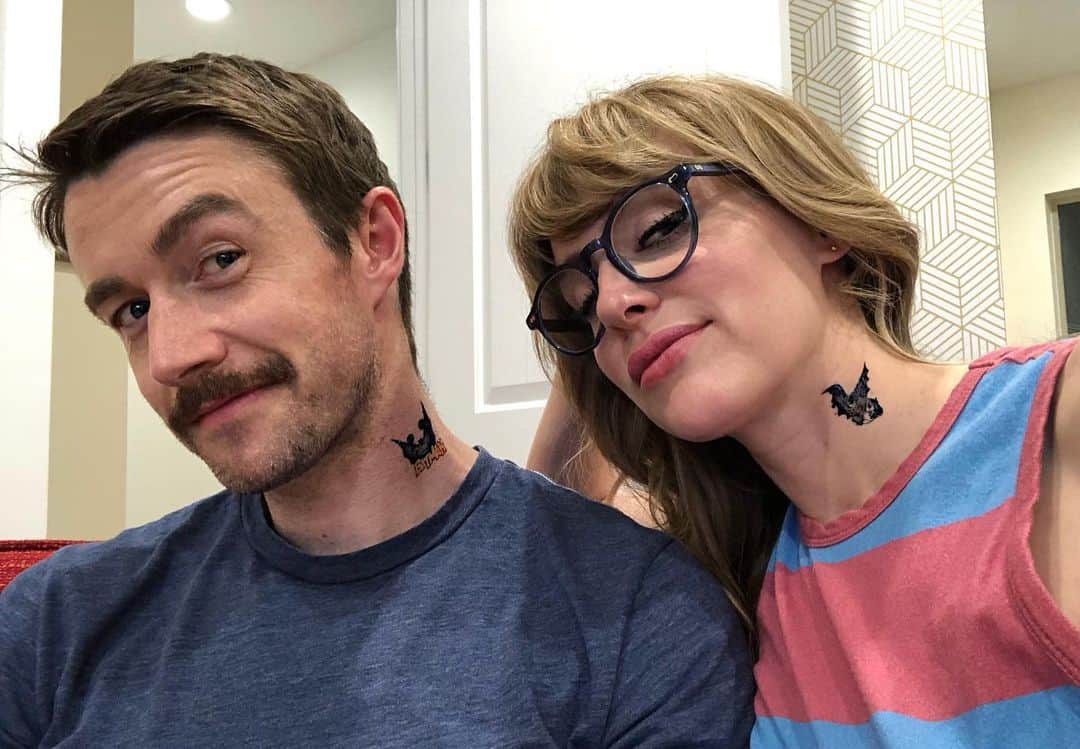 ロバート・バックリーのインスタグラム：「Did you know temporary tattoos are a great way to cover up embarrassing hickies? #TheMoreYouKnow」