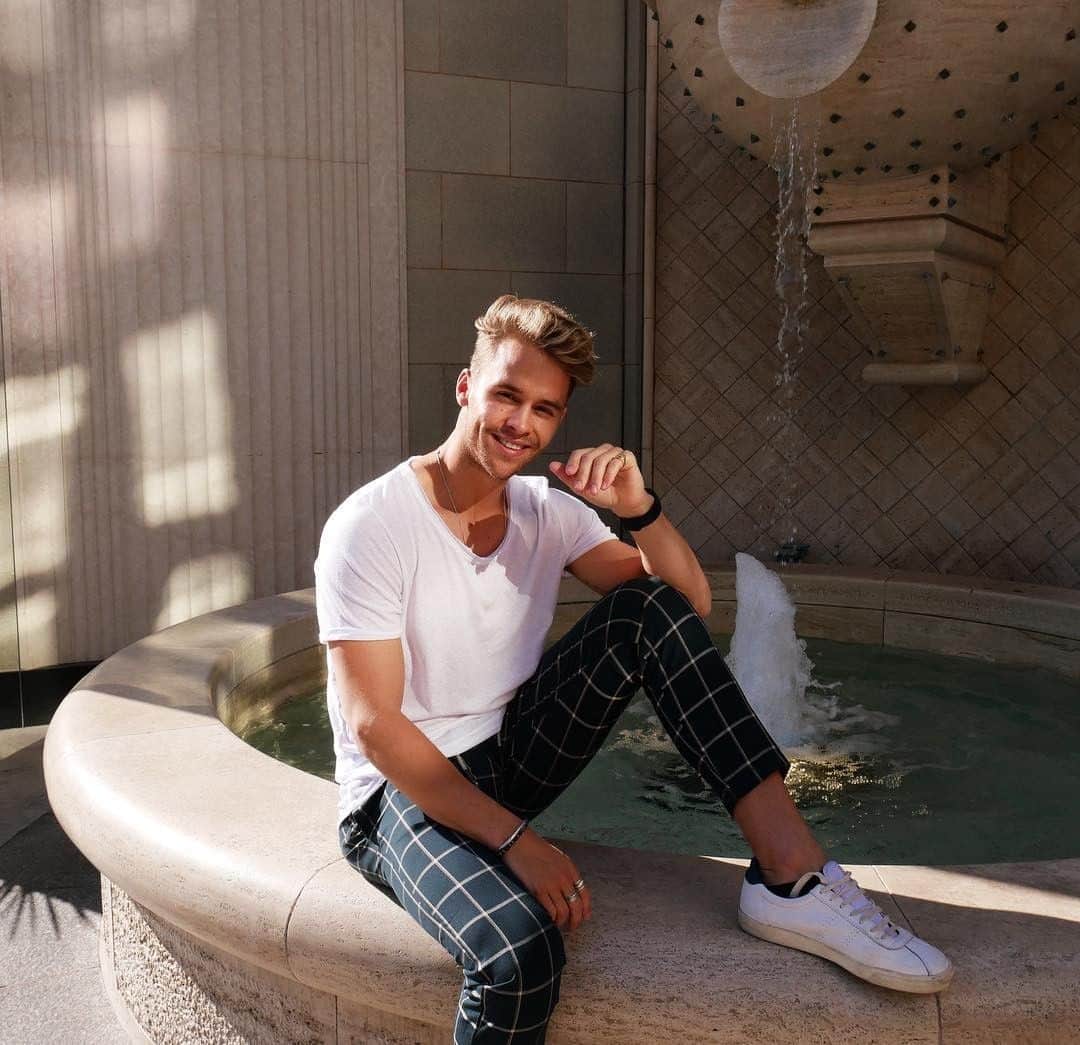 ASOSさんのインスタグラム写真 - (ASOSInstagram)「When the light catches your good side... 📸 @jlcowdrey 🔎 ASOS DESIGN check trousers (1410267) 🗣 Image description: Julius wearing ASOS DESIGN trousers by a fountain」5月9日 4時56分 - asos