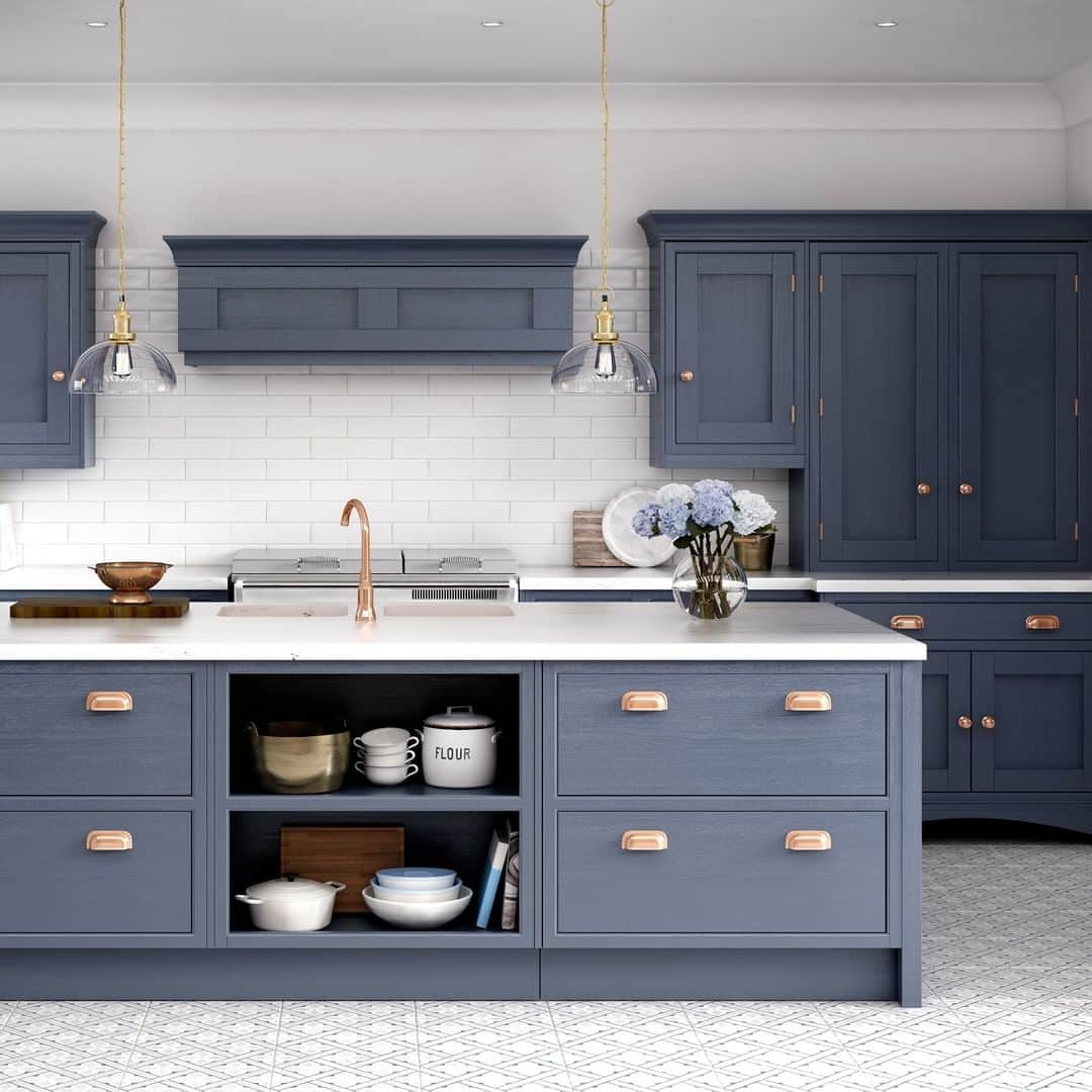 ローラアシュレイのインスタグラム：「From integrated chopping boards to worktop dresser cabinets and super-sized islands, ingenious design is what sets the Helmsley Kitchen apart @lauraashleykitchens」