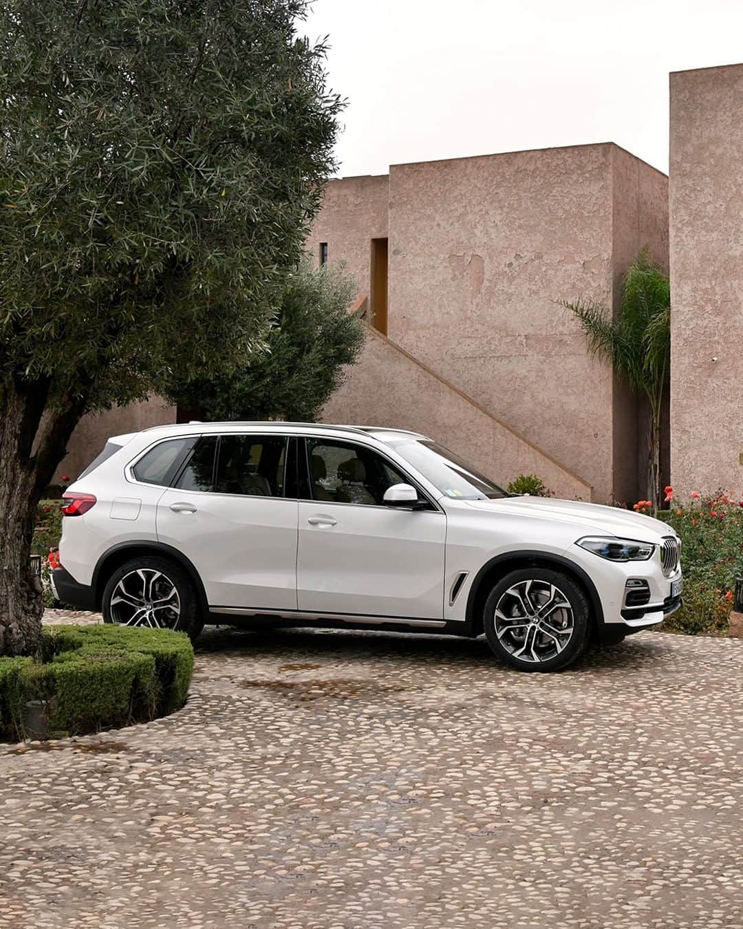 BMWのインスタグラム：「Puts confidence in your daily cruise. The BMW X5. #BMW #X5」