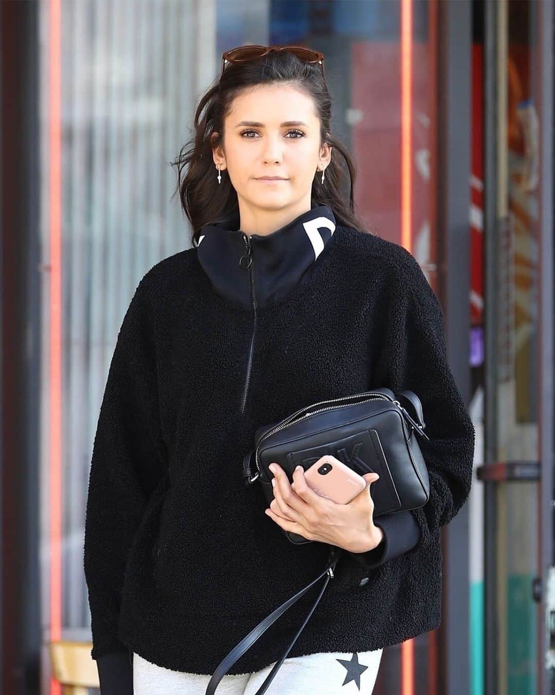 DKNYさんのインスタグラム写真 - (DKNYInstagram)「#NinaDobrev wears the #DKNY Half-Zip Sherpa Jacket with the Tilly Leather Camera Bag. Photo: Backgrid」5月9日 5時06分 - dkny