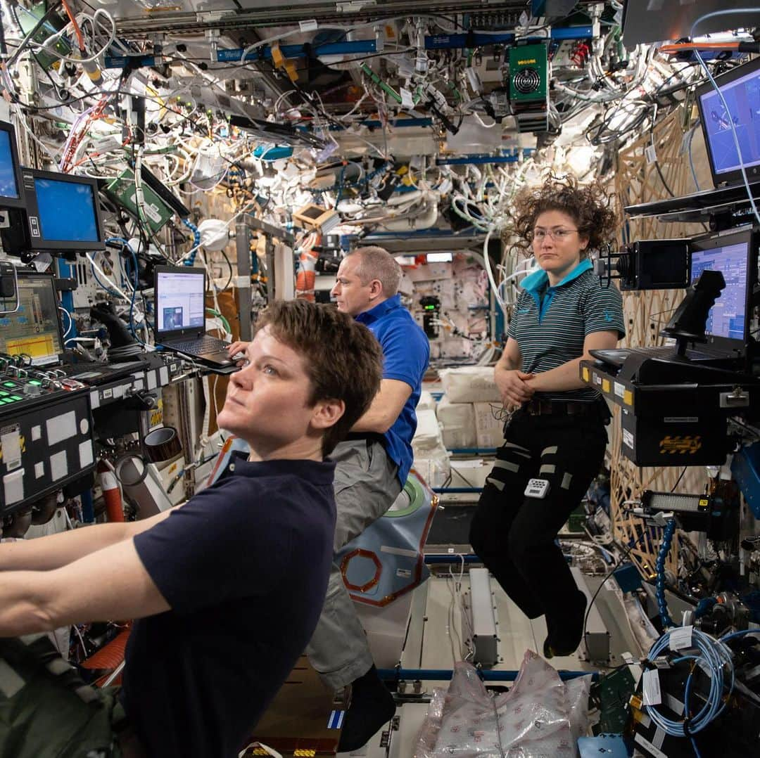 国際宇宙ステーションさんのインスタグラム写真 - (国際宇宙ステーションInstagram)「The crew today researched pathogen virulence, immune system changes and upper body pressure to support healthy astronauts for longer missions. Expedition 59 Flight Engineers (from left) Anne McClain, David Saint-Jacques and Christina Koch are pictured inside the U.S. Destiny laboratory module. #nasa #csa #astronauts #science #unitedstates #canada #destiny #international #space #station」5月9日 5時10分 - iss