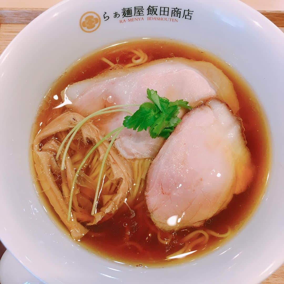 無化調ラーメン「ゆきふじ」のインスタグラム：「ゴールデンウィークも明けて、皆様お仕事や学校お疲れ様です。  私はゴールデンウィークのメインイベントは、飯田商店で整理券1番を取る‼️ という挑戦でした。笑  5:30にお店に到着し、これは余裕だと思った瞬間…  まさかの大行列‼️ さすがです。  先頭の方に聞いたところ、前日の16:00から並んでたそうです。  今だけの話らしいですが、それにしてもですね。  #飯田商店#飯田商店らぁ麺屋 #圧巻#ラーメン #日本一 #醤油らーめん #尊敬#感謝#夜明け」