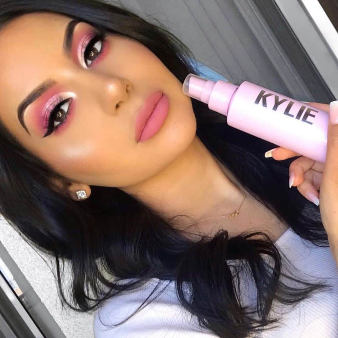 Kylie Cosmeticsさんのインスタグラム写真 - (Kylie CosmeticsInstagram)「"The @kyliecosmetics setting spray keeps my makeup on all day and looking fresh 💞 it also smells like roses and I’m obsessed 💞" - @makeupbybrooktiffany⠀ 🌸 Translucent setting powder⠀ 🌸 Baddie On The Block blush⠀ 🌸 Toasty bronzer⠀ 🌸 Ice Me Out kylighter ⠀」5月9日 5時16分 - kyliecosmetics