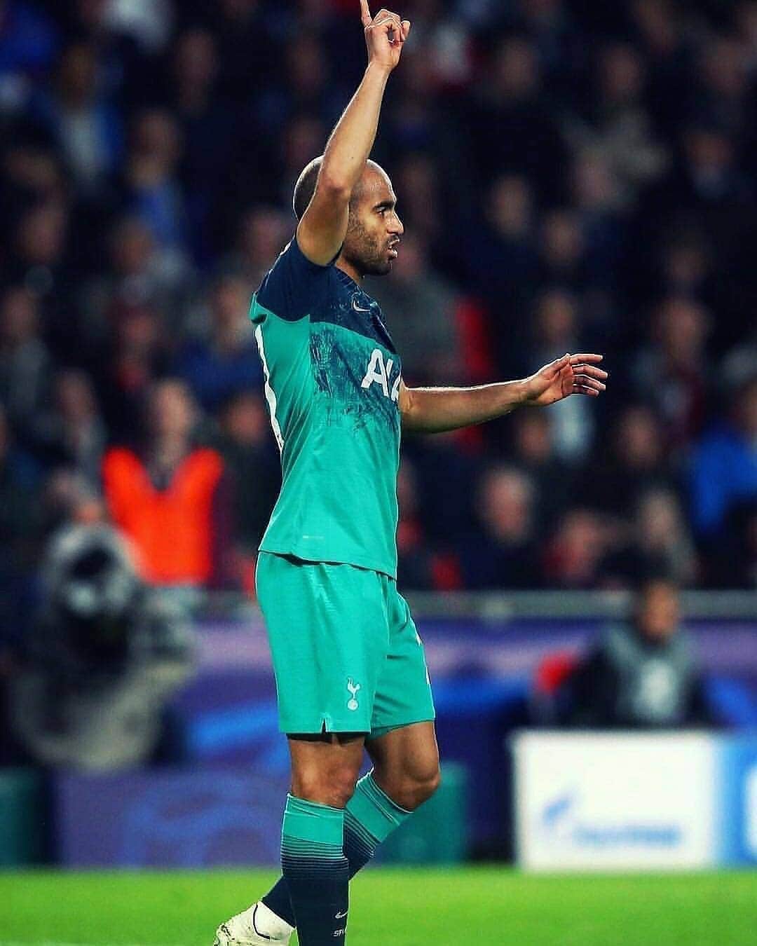 カルロス・テベスのインスタグラム：「2 goals for Moura! 😱 (2-2)」