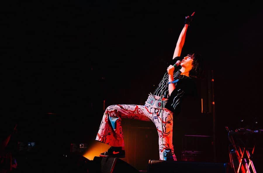 ヤー・ヤー・ヤーズのインスタグラム：「yyy’all were incredible last night austin!⚡️ 📷 @charles.reagan」