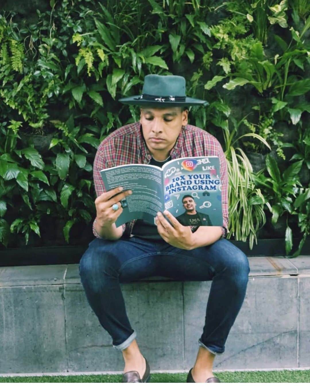 STYLE4GUYSのインスタグラム：「Follow @smv.style for his best fashion and enter his luxury hotel giveaway now @smv.style」