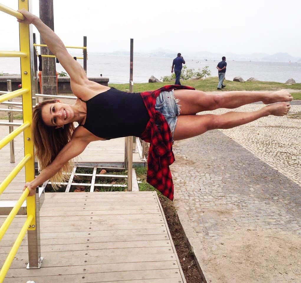 ジャジ・バルボサのインスタグラム：「🏳️ 🔙💪🏻🤸🏼‍♀️」