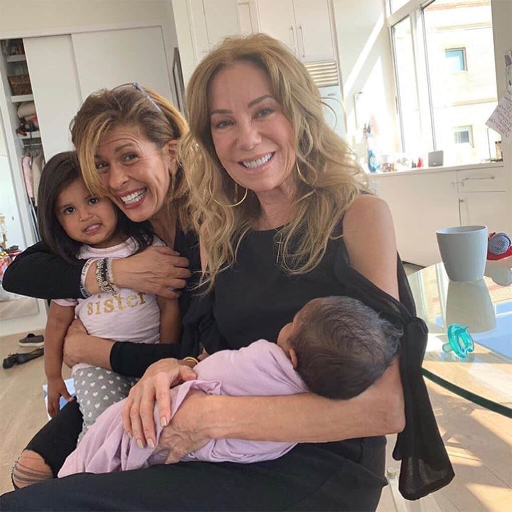 People Magazineさんのインスタグラム写真 - (People MagazineInstagram)「Hope Catherine‘s newest BFF? Kathie Lee Gifford! The Today show alum stopped by Hoda Kotb's home to get acquainted with her former co-host’s new baby girl. 💕 | #Regram @hodakotb」5月9日 5時34分 - people