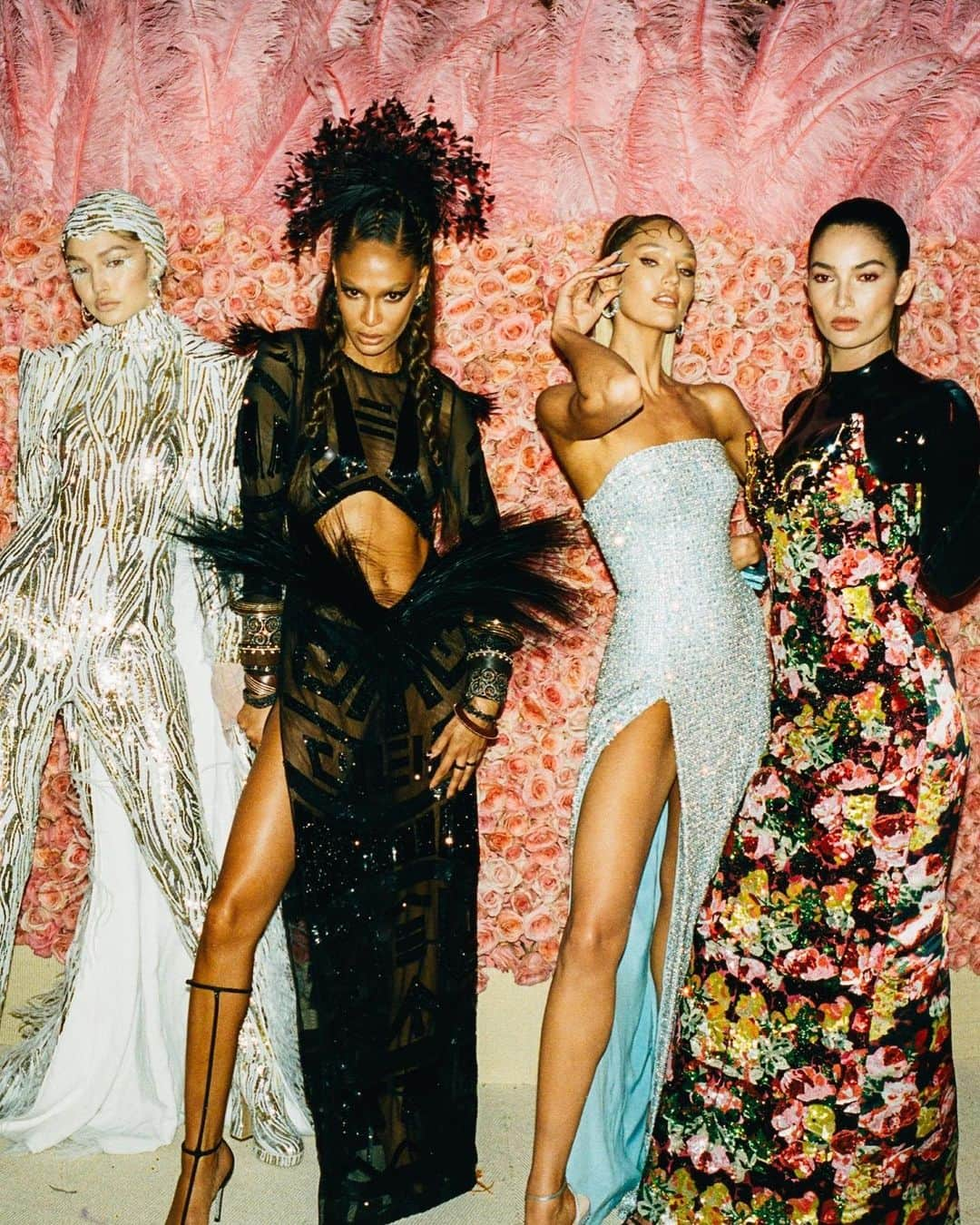 Vogue Runwayさんのインスタグラム写真 - (Vogue RunwayInstagram)「Strike a pose, or don't! Mehdi Lacoste's fly on the wall photos from the #MetGala share the most candid and eccentric instances during the night. Tap the link in our bio to see all of his best snapshots of the night. Photographed by @mehdilacoste_」5月9日 5時36分 - voguerunway