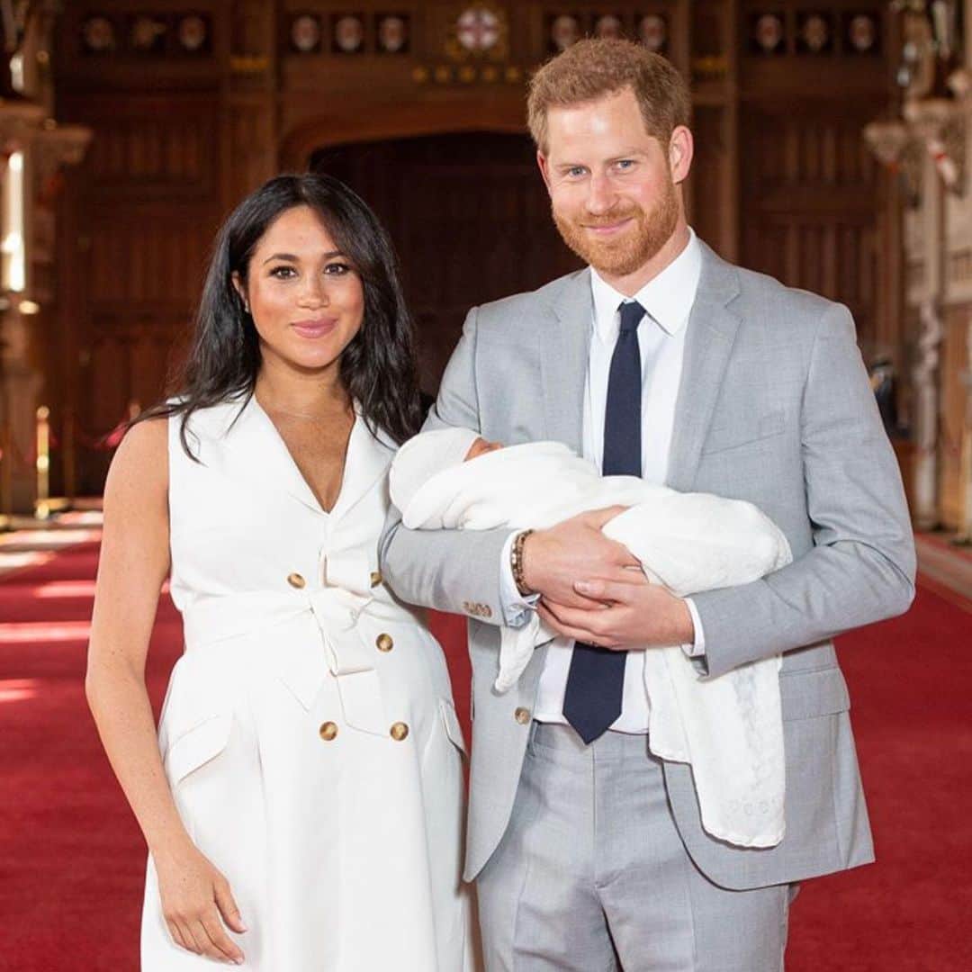 @LONDON | TAG #THISISLONDONさんのインスタグラム写真 - (@LONDON | TAG #THISISLONDONInstagram)「#RoyalFamily | 👑 The Duke and Duchess of Sussex have named their newborn son Archie Harrison Mountbatten-Windsor. Harry and Meghan have chosen not to use a title for their first born. How cute is the Queen’s smile?! ☺️☺️☺️ // 📸 @theroyalfamily @pa」5月9日 5時39分 - london