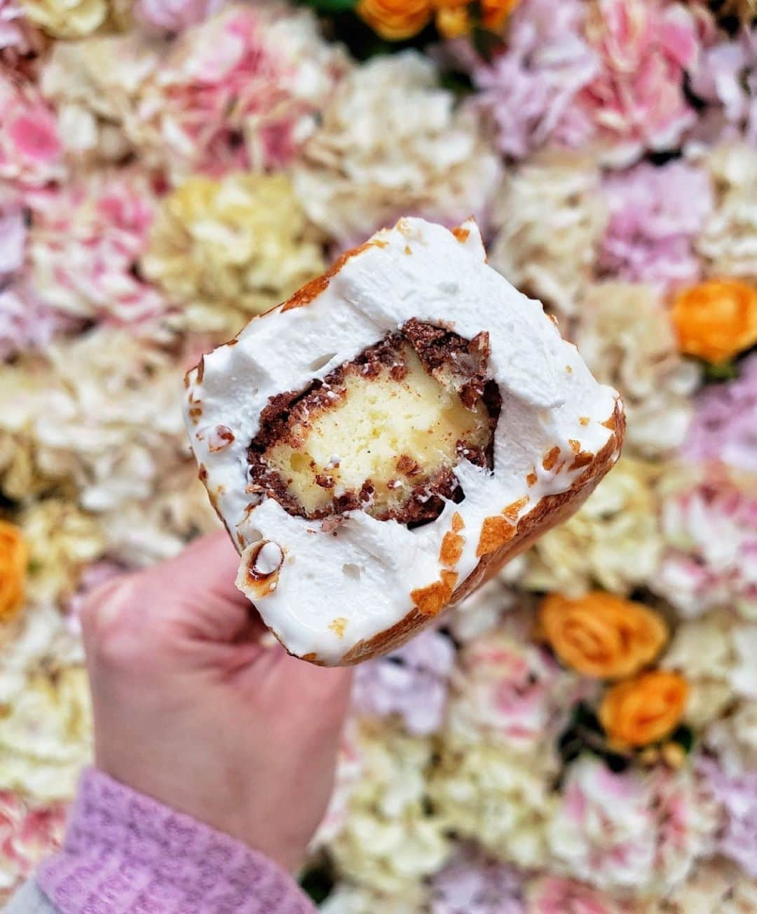 DOMINIQUE ANSEL BAKERYさんのインスタグラム写真 - (DOMINIQUE ANSEL BAKERYInstagram)「Sunny NYC days with a Frozen S’more, made with Tahitian vanilla ice cream and chocolate feuilletine inside, honey marshmallow on the outside that’s torched to order on a smoked willow wood branch. 🔥 (Regram from @minneapolis.eats)」5月9日 5時48分 - dominiqueansel