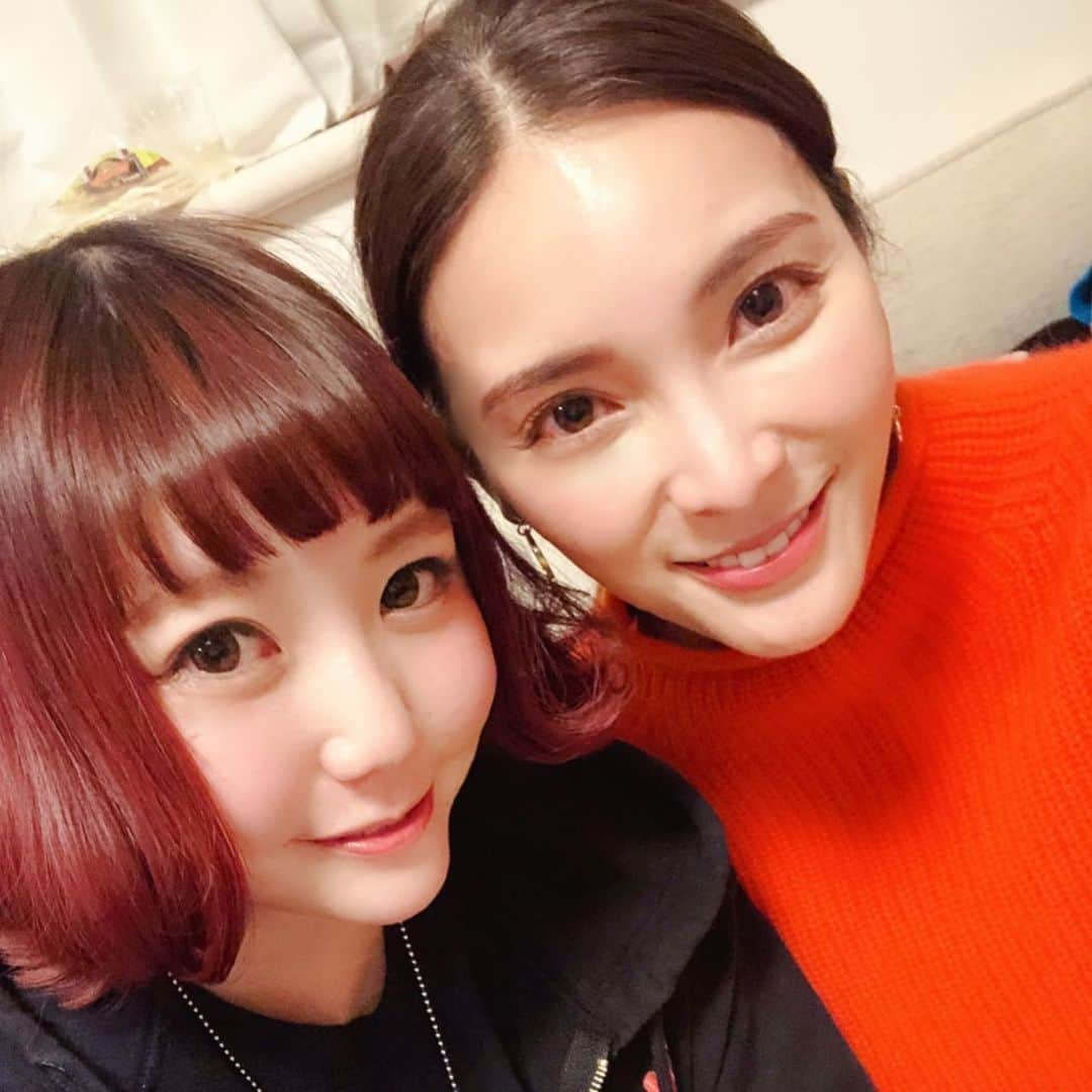 小鳥遊しほさんのインスタグラム写真 - (小鳥遊しほInstagram)「秋元才加ちゃんと身長109cmにしくんと人気焼き鳥店、新宿三丁目鳥はなへ。9席しかないけど予約不可なので18時のオープン狙いで。なんとか入れたけどやはり満席に。 . お任せコースに追加で殻つきのうずらの卵も頼んだ。初めて卵の殻食べたよ。笑(シャリシャリシャリシャリシャリ…) . 才加ちゃんはいつ会ってもお美しいです。同い年なので話してて安心感ある。ご飯会参加したいそうなのでグルメ班、よろしくお願いします🍖🍣🍢🍺」5月9日 16時53分 - shihotakanashi