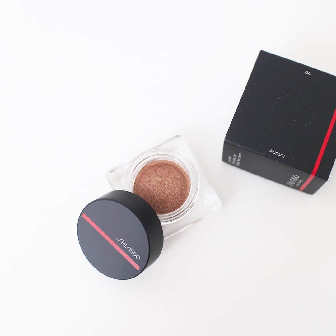 のインスタグラム：「「SHISEIDO」から、夏のトレンドメイクを実現するカラーアイテムが登場。 ・ 先ほどご紹介したマスカラ、リップに加え、仕上げは日差しにきらめくオーラを、肌、目もと、唇に。 どこにでも輝きのオーラを演出するマルチカラー「SHISEIDO オーラデュウ プリズム」にも、太陽の光と戯れるような新色「04 Aurora」が登場。  #資生堂 #shiseido #shiseidothestore #オーラデュウプリズム #オーラデュウプリズム04 #マルチカラー #メイクアップ #makeup」