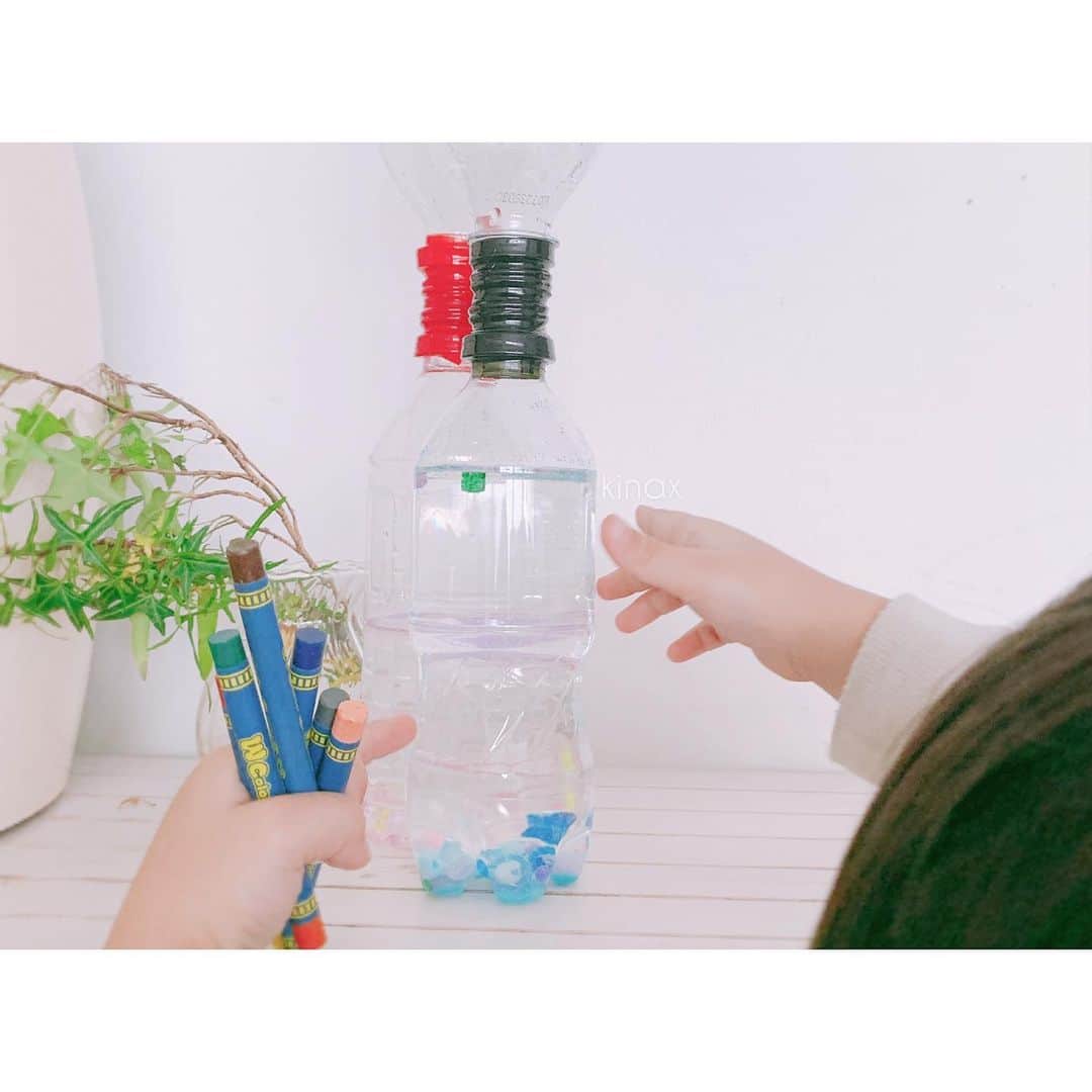 kinaxのインスタグラム：「. good afternoon(๑′ᴗ‵๑)☀in Japan, and good morning, good evening, good night for world friends! . 今日は薄曇りで少し肌寒いね☁️ . 3歳児検診で遊ばせてもらった 手作りおもちゃが楽しかったので お家に帰って早速作ってみたよʕ •́؈•̀ ₎🌟 . 本当は小さいペットボトルがいいかなと思ったけど お家になかったー🥤 . お水とビーズとラメを入れて ２つをビニールテープで繋いだだけだけど 楽しそうに遊んでるよ(๑′ᴗ‵๑) . . 粘度の高い感じのものでも楽しそうだねʕ •́؈•̀ ₎ スライムで作ってみようかな💡 . . そんなこんなで むちむちむちこさんはちょっと大きいかなぁと 思っていたけど 身長も体重も、標準サイズでしたʕ •́؈•̀ ₎笑 . 重たいけども！笑 . . 話はちょっと変わって ウチでメダカとヤマトヌマエビを飼ってるのだけど 置き場所を変更したら むちこさんが気になるらしく 「おしゃかな、いるねぇー じゃりじゃり、かくえてう！」 って一所懸命観察してるよʕ •́؈•̀ ₎🦐 . ザリガニじゃなくて、エビだよって 毎回教えるんだけど じゃりじゃり！って自信満々なむちこさんʕ •́؈•̀ ₎笑 . ぷぷぷ♡ . . みんなも楽しい1日を♡ . #親バカ部 #手作りおもちゃ #スローモーション #難しいね 2019/05/09」