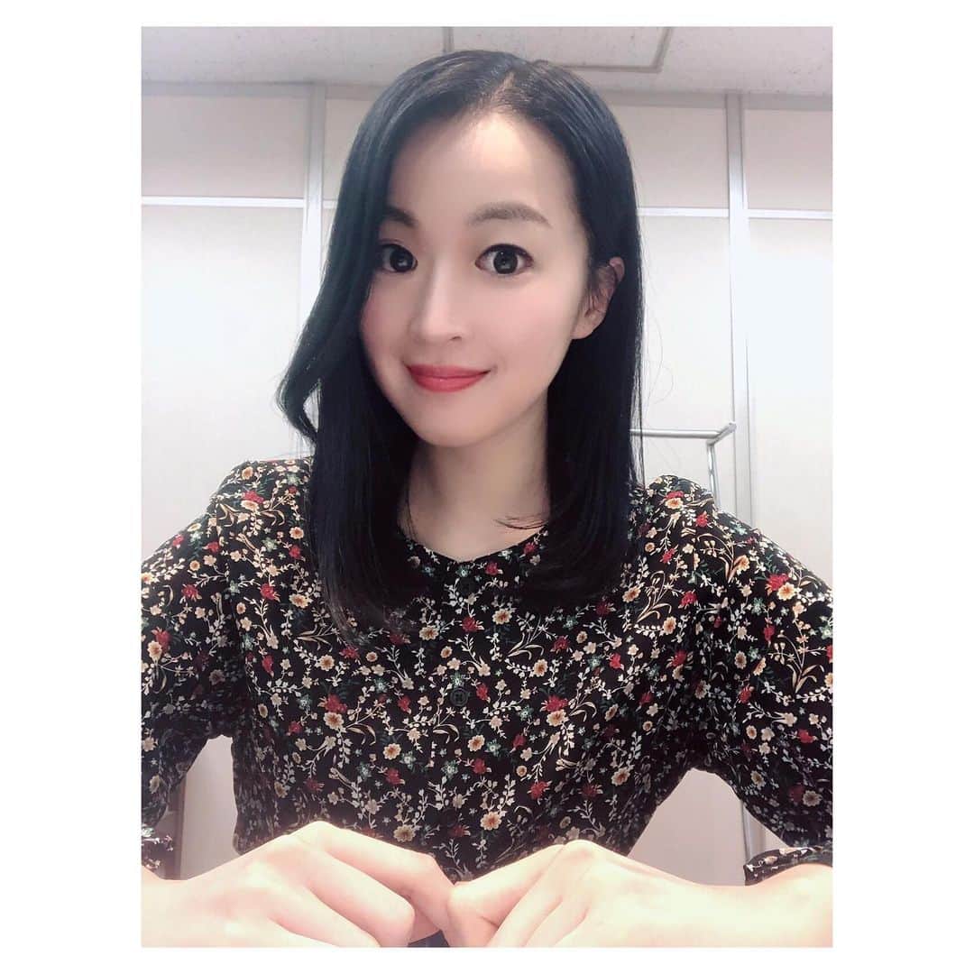 カン・ハンナのインスタグラム：「.﻿ ﻿ ﻿ 今週日曜の朝も「NHK短歌」です💗 ﻿ ﻿ ﻿ ちなみに、今週のテーマは「外国」ですが、﻿ ﻿ ﻿ 「NHK短歌」第2週目の選者、佐佐木頼綱さんから「NHK短歌テキスト雑誌の方の佳作に入れた歌なのですが、カンさんを詠んだ歌があったので送ります」とご連絡を頂きました。﻿ ﻿ ﻿ 🍀母想う娘娘を想う母春風のごとカンさんの歌🍀 ﻿ ﻿ ﻿ ﻿ 私のことを詠ってくださった視聴者の鈴木さん、そして素敵な一首を教えてくれた佐佐木頼綱さんに心から感謝です。﻿ ﻿ ﻿ この歌を詠んだ瞬間、感動して涙が出ました。テレビ越しでも私の気持ちが伝わり、色んな方々とこの人生を共に生きている気がして本当に嬉しいです💕 ﻿ ﻿ ﻿ 今夜は母に電話してこの素敵な歌を聞かせますね。きっととても喜んでると思います☺️ ﻿ ﻿ ﻿ ﻿ ﻿ ﻿ ﻿ #短歌 #nhk短歌 #外国 ﻿ #感動の一首 #ありがとうございます﻿ #愛すること #愛されていること ﻿ #恩返しできるように頑張ります ﻿ ﻿ ﻿ ﻿」