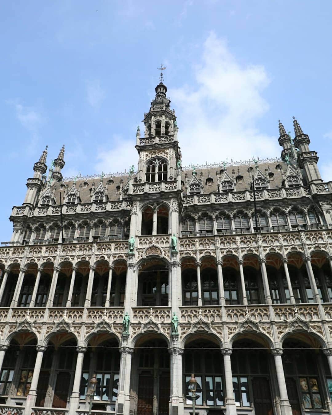 丹野みどりさんのインスタグラム写真 - (丹野みどりInstagram)「アムステルダムから列車で半日観光。  ベルギーはブリュッセルにも行きました。  グランプラスという広場は、市庁舎など様々な建物に囲まれ美しい場所でした。  #ベルギー#ブリュッセル#グランプラス#travel#travelphotography#美しい」5月9日 15時21分 - midorimarron