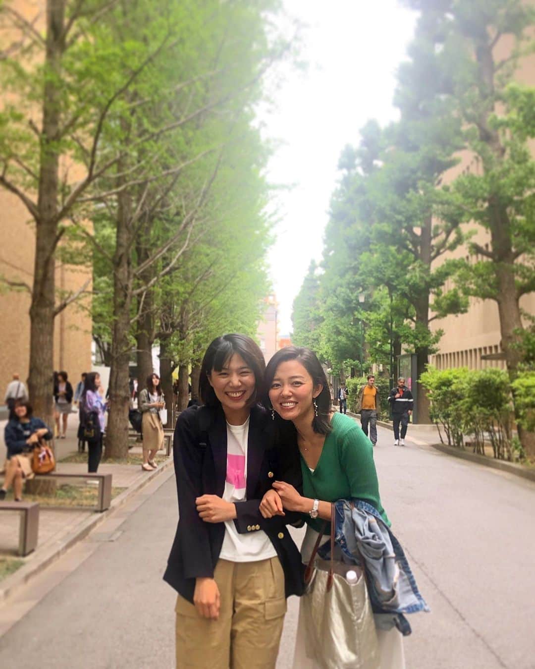 阿部優貴子のインスタグラム：「大学院でできた友達を紹介🤝️💕 一番の仲良し、台湾人のしーちゃん！ わたしの通っている早稲田のビジネススクールは基本社会人経験が必須なため、わたしより歳上の先輩方ばかり。 女性の数もそこまで多くないので１つ上のしーちゃんとはすぐに仲良くなれました🙌️️💕 またいずれご紹介しますが、わたしのいる全日グローバルプログラムは学生が本当にグローバル。🌍 ゼミも、志望通り留学生ばかりのゼミに決まったので、この機会にぜひ英語力アップも狙いたい😂✌️ * * #一限からの生活にも慣れてきました #朝の満員電車も久しぶり #ランチのタイミングを逃す日々 #空腹との戦い #早稲田大学大学院経営管理研究科  #ビジネススクール #MBA #社会人大学院生 #あべゆき大学院life」