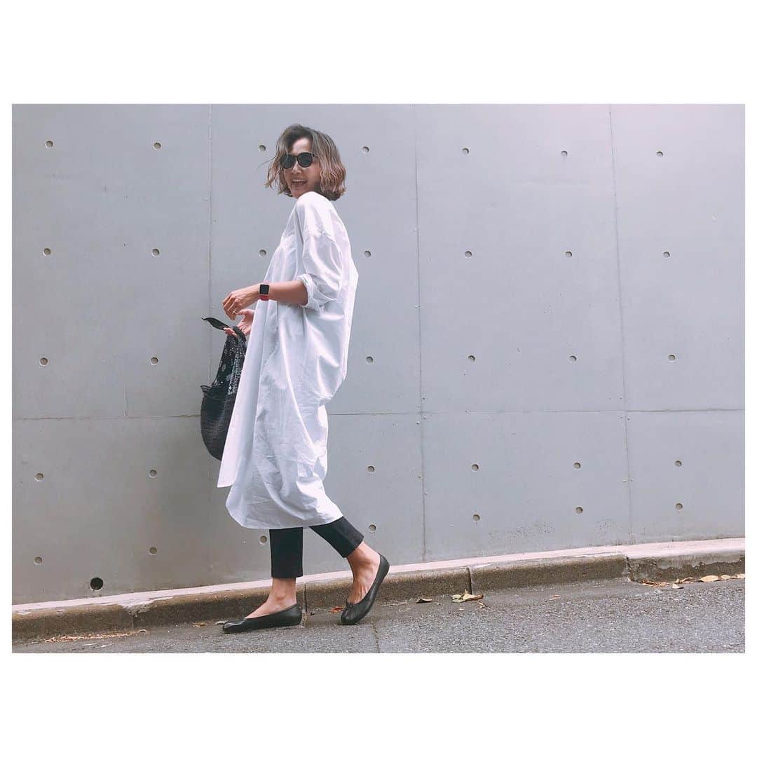 李ヒャンさんのインスタグラム写真 - (李ヒャンInstagram)「やっと1枚で着られる季節になって嬉しい😊 やっぱりこのシャツワンピの横からのフォルムが好きー。 これからの時期はブルーもおススメです✌️ 本日18時よりインスタライブやる予定です。 お時間あればぜひご参加ください♡ #fashion #style #ootd #outfits #herfee2019ss herfee #shirtsonepiece #maisonmargiela」5月9日 15時25分 - 73hyang