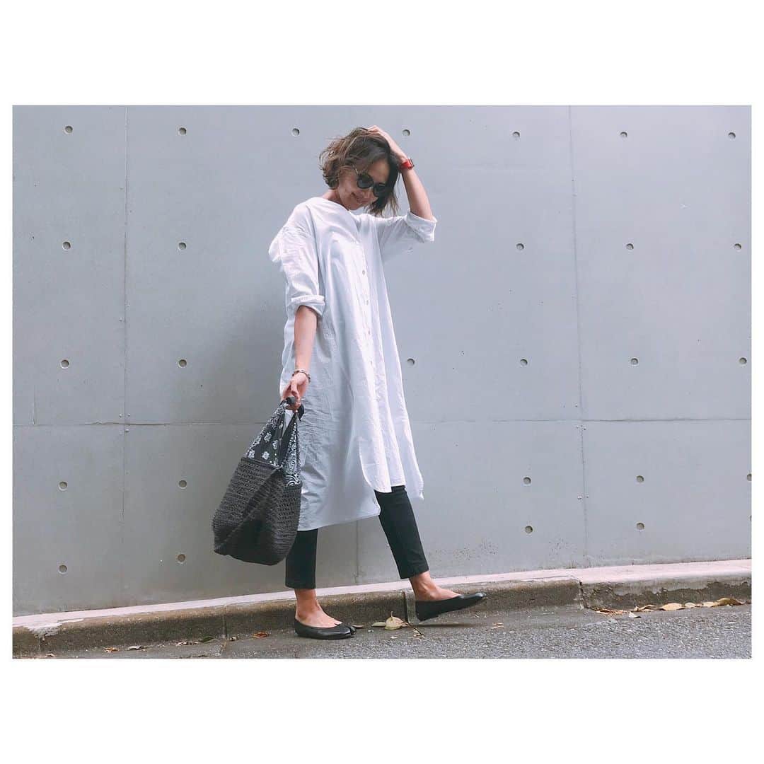 李ヒャンさんのインスタグラム写真 - (李ヒャンInstagram)「やっと1枚で着られる季節になって嬉しい😊 やっぱりこのシャツワンピの横からのフォルムが好きー。 これからの時期はブルーもおススメです✌️ 本日18時よりインスタライブやる予定です。 お時間あればぜひご参加ください♡ #fashion #style #ootd #outfits #herfee2019ss herfee #shirtsonepiece #maisonmargiela」5月9日 15時25分 - 73hyang