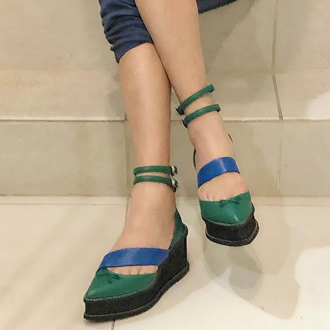 麻美さんのインスタグラム写真 - (麻美Instagram)「@ayakoyano  あやこ〜〜🙌💕届いた👠 ． @flei_official  @fakui_official  @agacic_official . あやこの手がけるブランドは 本当にどれも個性的で可愛い😍 ． このお靴も👠 展示会でスタッフの方みんな履いてて 1日中履いてても疲れない✌️って噂 ． 左右がデザイン違いなのもツボ💕 ． 可愛い可愛い😍 何着てこれ履こう💕ワクワク ． #flei#fakui#agacic #天才のデザイン #スタイリッシュ#斬新 #カラフル#足元倶楽部  #足元コーデ  #fashion#cordinate」5月9日 15時25分 - mami0s