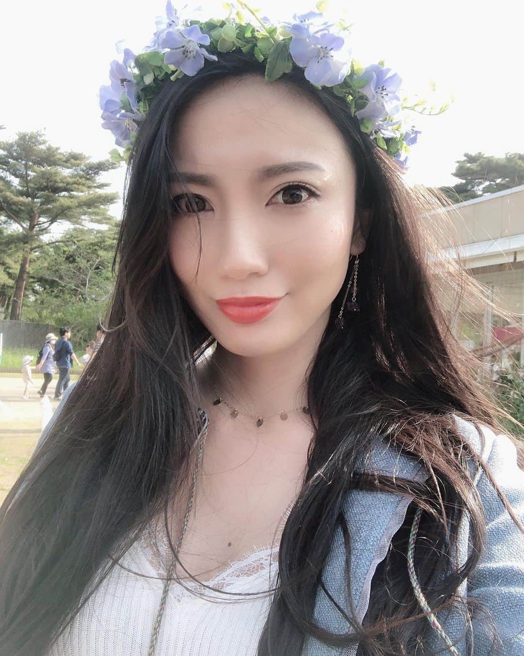吉田愛璃のインスタグラム：「. . 余韻...💭 花の冠つけて、【令和】って持って、記念写真取ってもらったやつダウンロードできた🤣(有料)  なんかじわる💕  それにしても一昨日から体調悪すぎて死亡🤦‍♀️ どこも行かずお家で安静にしています🤐  今日は少しでも配信したい🥺 . . #令和 #記念写真 #家族写真 #無料はちっちゃいやつ笑 #冠は照れる #いい記念 #じわるけども #母のポーズ謎  #ネモフィラ #ひたち海浜公園」