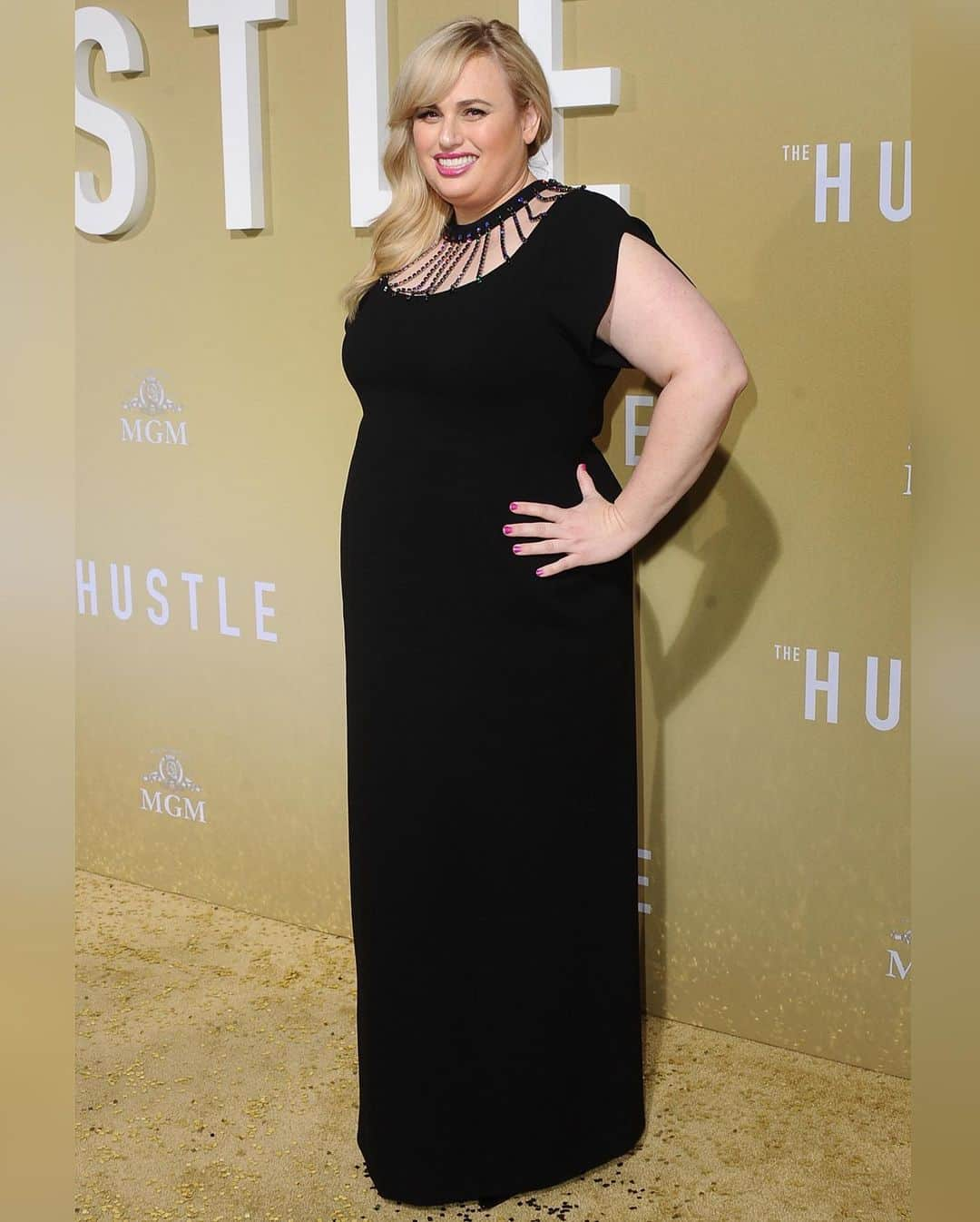 Just Jaredさんのインスタグラム写真 - (Just JaredInstagram)「@rebelwilson & @annehathaway buddy up on the gold carpet for the premiere of @hustlemovie! The film hits theaters on Friday! #RebelWilson #AnnaHathaway #TheHustle Photos: Getty & INSTAR」5月9日 15時29分 - justjared