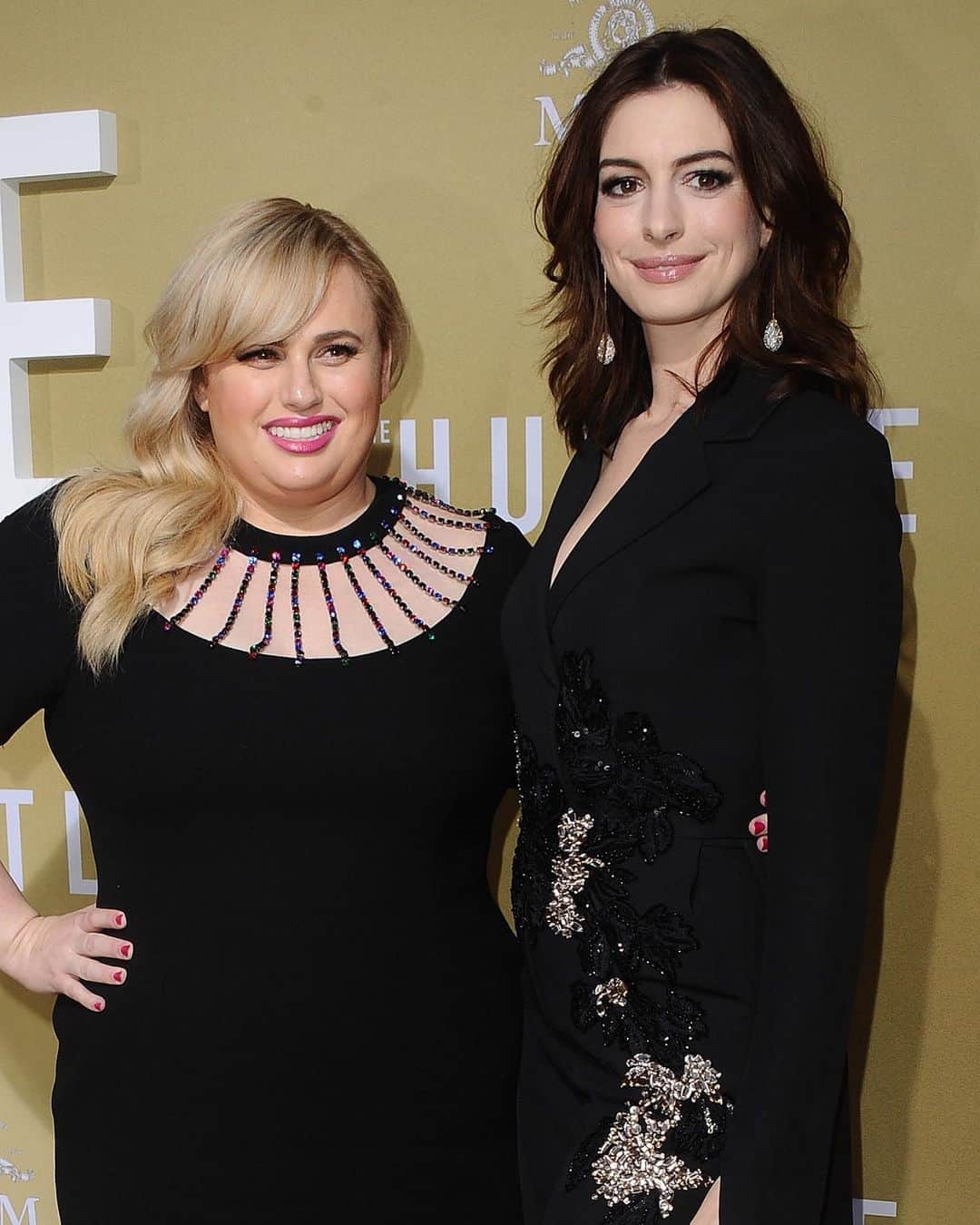 Just Jaredさんのインスタグラム写真 - (Just JaredInstagram)「@rebelwilson & @annehathaway buddy up on the gold carpet for the premiere of @hustlemovie! The film hits theaters on Friday! #RebelWilson #AnnaHathaway #TheHustle Photos: Getty & INSTAR」5月9日 15時29分 - justjared
