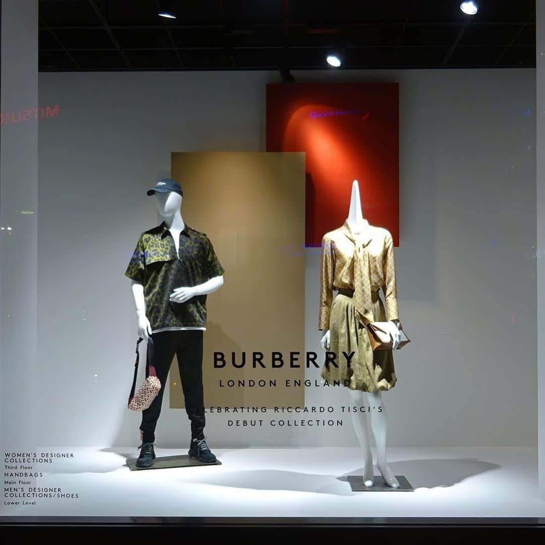 BARNEYS NEW YORKさんのインスタグラム写真 - (BARNEYS NEW YORKInstagram)「ただいま新宿店・福岡店では、＜バーバリー＞の新作コレクションを豊富に取り揃えてご紹介しています。ウィメンズ・メンズともにウェアをはじめ、バッグ・シューズまで多彩にご用意。ぜひこの機会にお越しください。 . 【日程】 好評開催中 - 5/19 SUN. 新宿店 / 福岡店  #burberry #RiccardTisci #fashion #womensfashion #mensfashion #バーバリー #リカルドティッシ #ファッション #バーニーズニューヨーク #barneysjapan #barneysnewyorkshinjuku #barneysnewyorkfukuoka」5月9日 15時31分 - barneysjapan