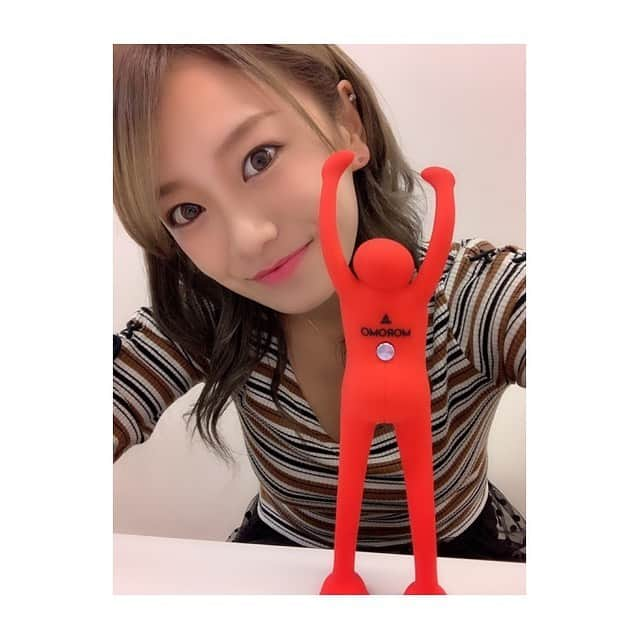 福本愛菜さんのインスタグラム写真 - (福本愛菜Instagram)「楽屋待機してるときはよくYouTube見てるんやけど、そんときに使ってるスマホアクセサリー🤪 . 人の形でおもしろい笑. しっかり固定してくれるからいい感じ👌 . #moromo #ちなみに #今も #待機中」5月9日 15時32分 - aina_fukumoto