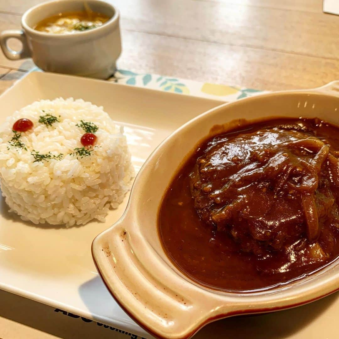 シュネルさんのインスタグラム写真 - (シュネルInstagram)「初めて料理教室行ってきた！  自分の知らない知識を沢山知れてかなり勉強になりました  煮込みハンバーグ激ウマだった！  #料理 #food #foodporn #ハンバーグ #シュネルキッチン」5月9日 15時32分 - schnell_solidemo