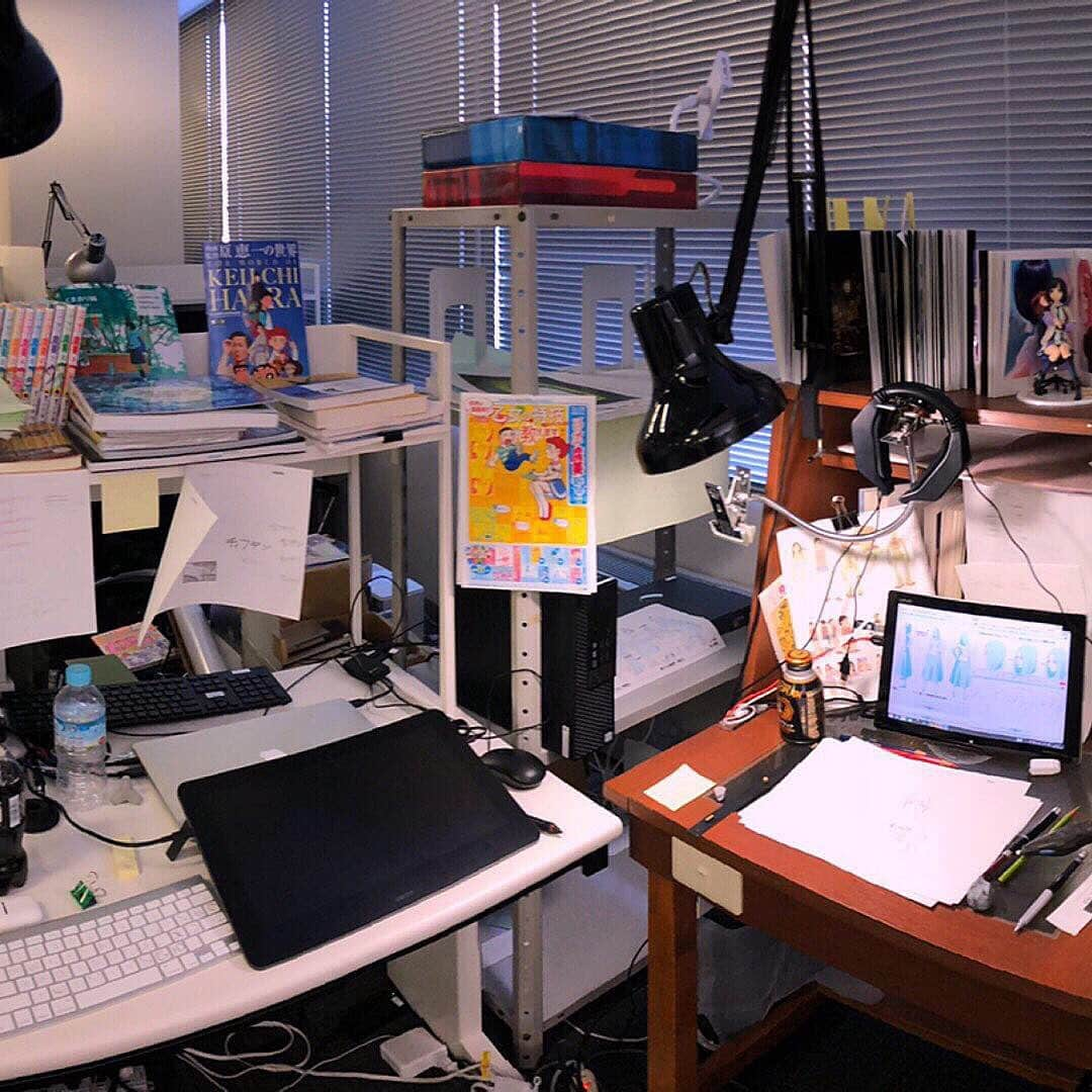 イリヤ・クブシノブ さんのインスタグラム写真 - (イリヤ・クブシノブ Instagram)「This is my workspace from time when I was working on Birthday Wonderland (2017.12)!✨ Repost from my photo account @yokohama_kaidashi_kikou #BirthdayWonderland」5月9日 15時34分 - kuvshinov_ilya