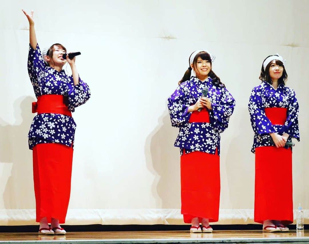 温泉むすめさんのインスタグラム写真 - (温泉むすめInstagram)「遅くなりましたが、4月14日に開催された草津温泉トークイベントVol.2にご参加いただきありがとうございました！ 皆様とご一緒に撮影した写真をアップさせていただきます！  今年2回目のイベント開催でしたが、前回よりも多くの方にご参加いただき、草津温泉の皆様も感謝感激されていました😢  草津温泉は16年連続で日本一に選ばれている温泉地ですが、それに胡座をかくことなく、町が一体となって新しい試みを次々と仕掛けられており、その一環で温泉むすめのイベントも三カ月連続という類を見ない形で行っております。  訪れる時期や季節によって様々な魅力がある草津温泉をどうぞ何度でもお楽しみいただけます幸いです♨️ #温泉むすめ #温むす #草津温泉」5月9日 15時42分 - onsen_musume_jp