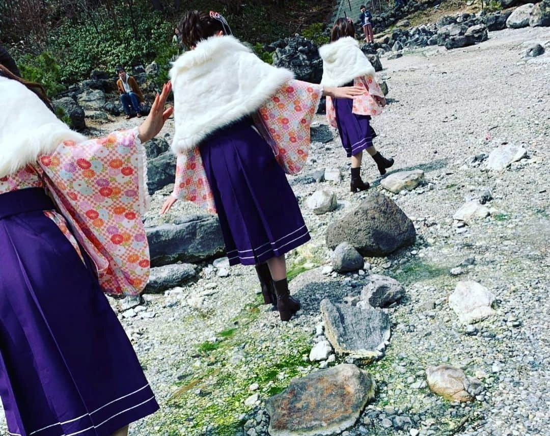 温泉むすめさんのインスタグラム写真 - (温泉むすめInstagram)「遅くなりましたが、4月14日に開催された草津温泉トークイベントVol.2にご参加いただきありがとうございました！ 皆様とご一緒に撮影した写真をアップさせていただきます！  今年2回目のイベント開催でしたが、前回よりも多くの方にご参加いただき、草津温泉の皆様も感謝感激されていました😢  草津温泉は16年連続で日本一に選ばれている温泉地ですが、それに胡座をかくことなく、町が一体となって新しい試みを次々と仕掛けられており、その一環で温泉むすめのイベントも三カ月連続という類を見ない形で行っております。  訪れる時期や季節によって様々な魅力がある草津温泉をどうぞ何度でもお楽しみいただけます幸いです♨️ #温泉むすめ #温むす #草津温泉」5月9日 15時42分 - onsen_musume_jp