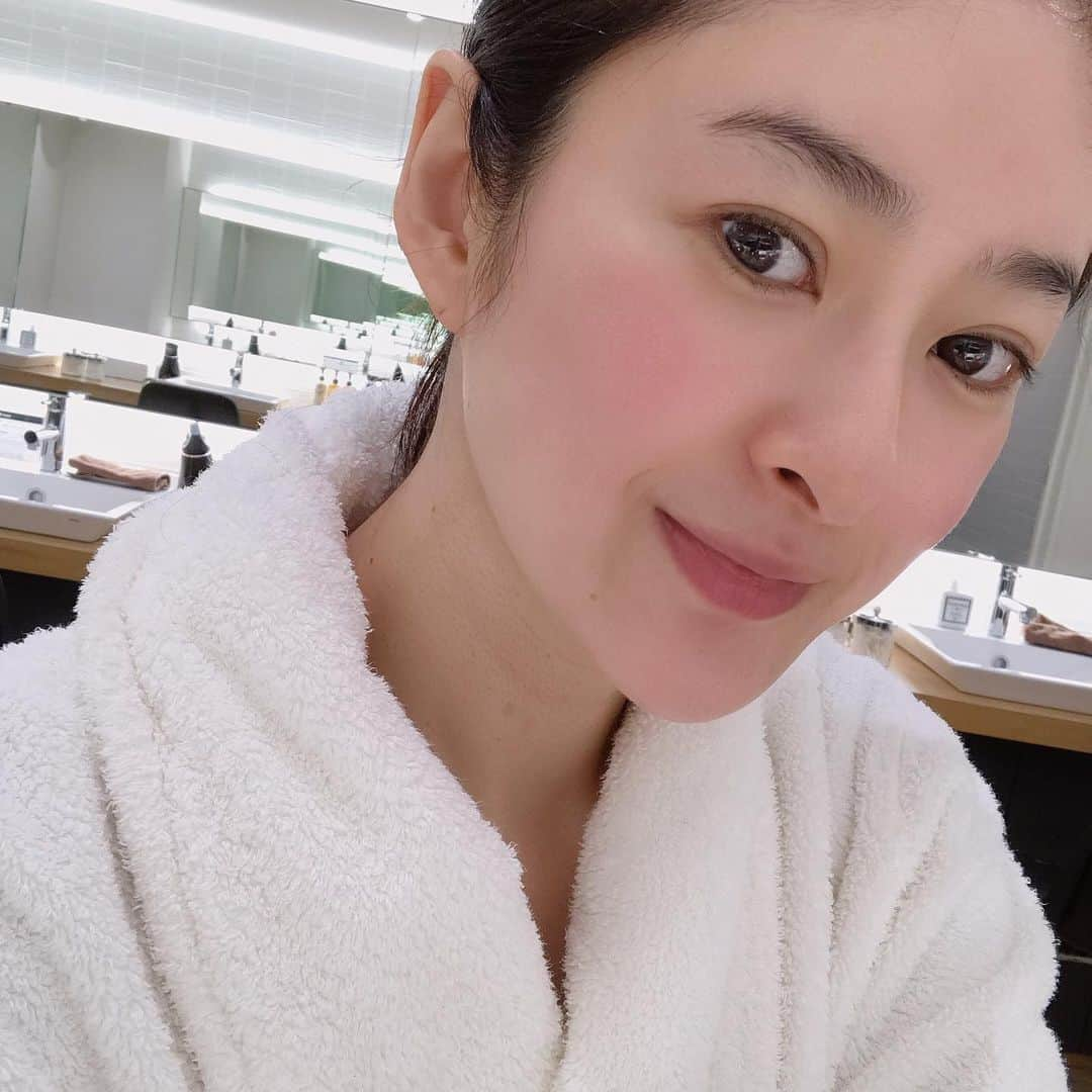 秋本祐希さんのインスタグラム写真 - (秋本祐希Instagram)「定期的に通っているFLUX SPA 今日も背面のコリに効果的なインディバとコルギで 身体も頭も軽くなり すっきり✨ インディバって脂肪を流しやすくするものだと思っていたら アプローチが違ういろんな種類があるんだそう。 施術後は身体ポカポカになります✨😊 #fluxspa #水素 #水素トリートメント #bodytreatment」5月9日 15時51分 - ayuuki0908