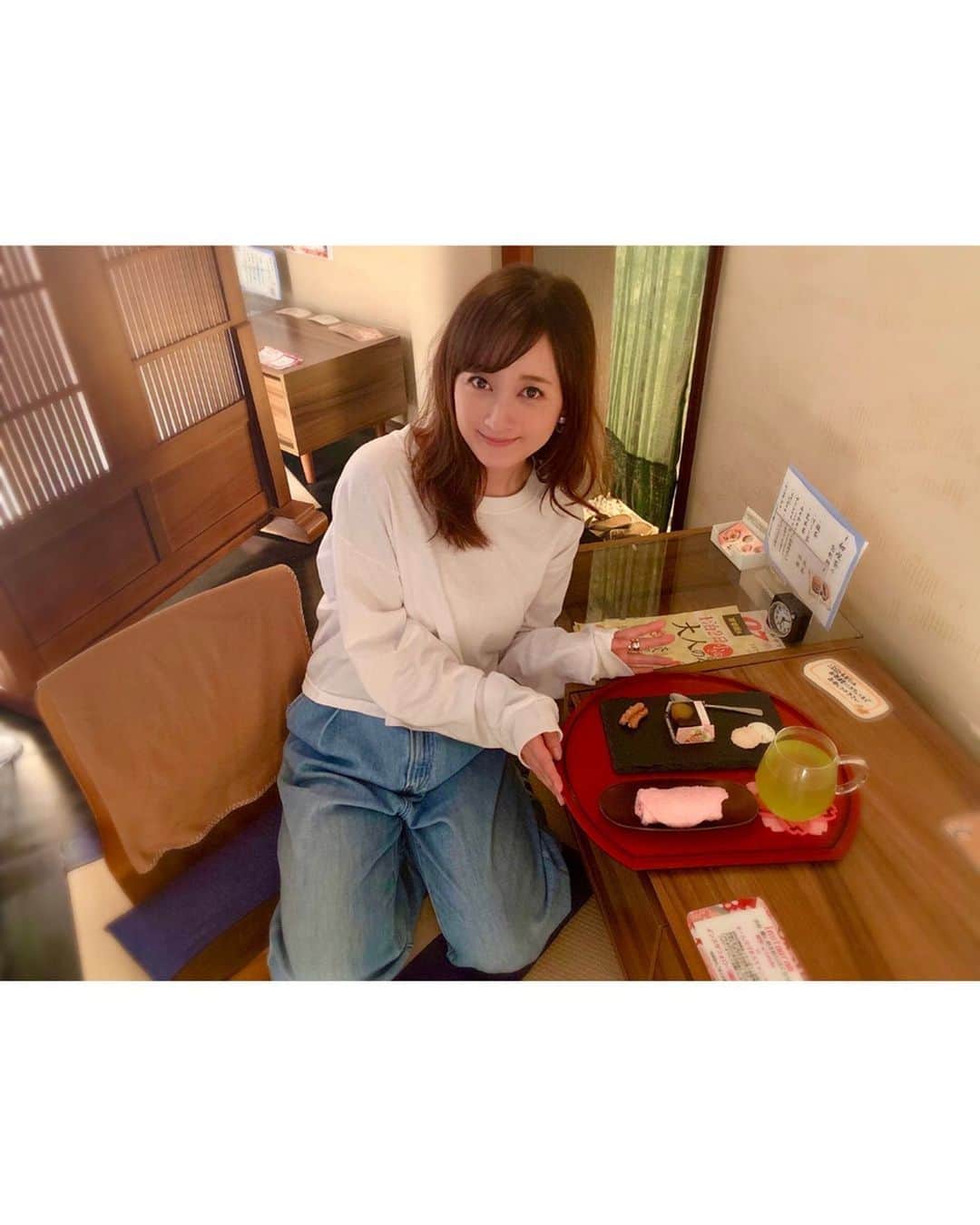 小松彩夏さんのインスタグラム写真 - (小松彩夏Instagram)「﻿ 先日、以前から気になっていたリラクゼーションサロン『至れり尽くせり』(@itatuku )さんへ行ってきました♡﻿ ﻿ 渋谷駅からすぐなのに店内に入ると、まるで旅館に来たような空間。﻿ ﻿ 渋谷にいることを忘れる非日常空間と、和のアロマオイルを使ったボディケアで、至れり尽くせりの時間を過ごすことができました♡﻿ ﻿ 本当に至福の時間でした！！﻿ ﻿ 自分でも気付いていなかった身体のことを教えて頂きビックリ！！﻿ ﻿ プロは凄いなぁ。﻿ ﻿ 緊張しやすい私は身体は常にガチガチになってしまうのですが、終わる頃にはフニャフニャに...(笑)﻿ ﻿ 施術後の喫茶も美味しくて、ホッとできるひとときでした♡﻿ ﻿ 初回限定で私のお名前出して頂けると60分コース30%オフ、90分コース40%オフ、120分コース50%オフになるそうなので是非癒されたい方、行ってみてくださいね♡﻿ ﻿ 2名様同室(カップル、お友達など)や、男性だけのご利用も可能です。﻿ ﻿ 予約は『至れり尽くせり』の InstagramにDMに連絡してみてください☆﻿ ※当日予約は電話のみ﻿ ﻿ 2回目に使える30分施術無料券も貰えるようなのでかなりお得です！！ ﻿ ﻿ ただいま女性スタッフ募集してるらしいので気になる方は問い合わせしてみてください。﻿ ﻿  はぁ...癒されました♡﻿ ﻿  #マッサージ #渋谷 #至れり尽くせり #リラクゼーション #サロン #駅近 #癒し #喫茶 #幸せ #ご褒美」5月9日 15時47分 - official_ayaka_502