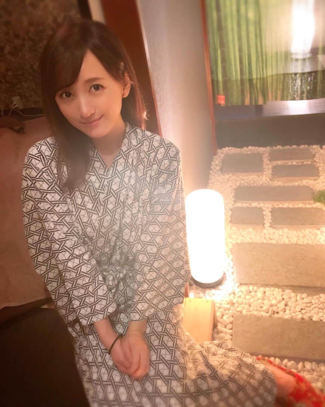 小松彩夏さんのインスタグラム写真 - (小松彩夏Instagram)「﻿ 先日、以前から気になっていたリラクゼーションサロン『至れり尽くせり』(@itatuku )さんへ行ってきました♡﻿ ﻿ 渋谷駅からすぐなのに店内に入ると、まるで旅館に来たような空間。﻿ ﻿ 渋谷にいることを忘れる非日常空間と、和のアロマオイルを使ったボディケアで、至れり尽くせりの時間を過ごすことができました♡﻿ ﻿ 本当に至福の時間でした！！﻿ ﻿ 自分でも気付いていなかった身体のことを教えて頂きビックリ！！﻿ ﻿ プロは凄いなぁ。﻿ ﻿ 緊張しやすい私は身体は常にガチガチになってしまうのですが、終わる頃にはフニャフニャに...(笑)﻿ ﻿ 施術後の喫茶も美味しくて、ホッとできるひとときでした♡﻿ ﻿ 初回限定で私のお名前出して頂けると60分コース30%オフ、90分コース40%オフ、120分コース50%オフになるそうなので是非癒されたい方、行ってみてくださいね♡﻿ ﻿ 2名様同室(カップル、お友達など)や、男性だけのご利用も可能です。﻿ ﻿ 予約は『至れり尽くせり』の InstagramにDMに連絡してみてください☆﻿ ※当日予約は電話のみ﻿ ﻿ 2回目に使える30分施術無料券も貰えるようなのでかなりお得です！！ ﻿ ﻿ ただいま女性スタッフ募集してるらしいので気になる方は問い合わせしてみてください。﻿ ﻿  はぁ...癒されました♡﻿ ﻿  #マッサージ #渋谷 #至れり尽くせり #リラクゼーション #サロン #駅近 #癒し #喫茶 #幸せ #ご褒美」5月9日 15時47分 - official_ayaka_502