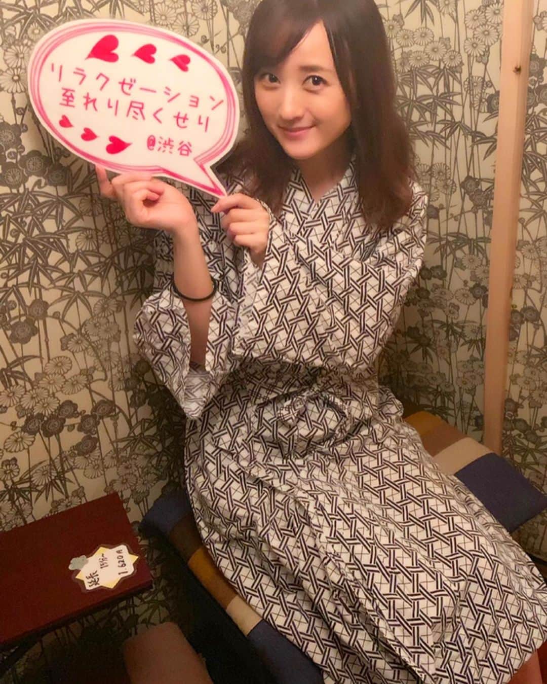 小松彩夏さんのインスタグラム写真 - (小松彩夏Instagram)「﻿ 先日、以前から気になっていたリラクゼーションサロン『至れり尽くせり』(@itatuku )さんへ行ってきました♡﻿ ﻿ 渋谷駅からすぐなのに店内に入ると、まるで旅館に来たような空間。﻿ ﻿ 渋谷にいることを忘れる非日常空間と、和のアロマオイルを使ったボディケアで、至れり尽くせりの時間を過ごすことができました♡﻿ ﻿ 本当に至福の時間でした！！﻿ ﻿ 自分でも気付いていなかった身体のことを教えて頂きビックリ！！﻿ ﻿ プロは凄いなぁ。﻿ ﻿ 緊張しやすい私は身体は常にガチガチになってしまうのですが、終わる頃にはフニャフニャに...(笑)﻿ ﻿ 施術後の喫茶も美味しくて、ホッとできるひとときでした♡﻿ ﻿ 初回限定で私のお名前出して頂けると60分コース30%オフ、90分コース40%オフ、120分コース50%オフになるそうなので是非癒されたい方、行ってみてくださいね♡﻿ ﻿ 2名様同室(カップル、お友達など)や、男性だけのご利用も可能です。﻿ ﻿ 予約は『至れり尽くせり』の InstagramにDMに連絡してみてください☆﻿ ※当日予約は電話のみ﻿ ﻿ 2回目に使える30分施術無料券も貰えるようなのでかなりお得です！！ ﻿ ﻿ ただいま女性スタッフ募集してるらしいので気になる方は問い合わせしてみてください。﻿ ﻿  はぁ...癒されました♡﻿ ﻿  #マッサージ #渋谷 #至れり尽くせり #リラクゼーション #サロン #駅近 #癒し #喫茶 #幸せ #ご褒美」5月9日 15時47分 - official_ayaka_502