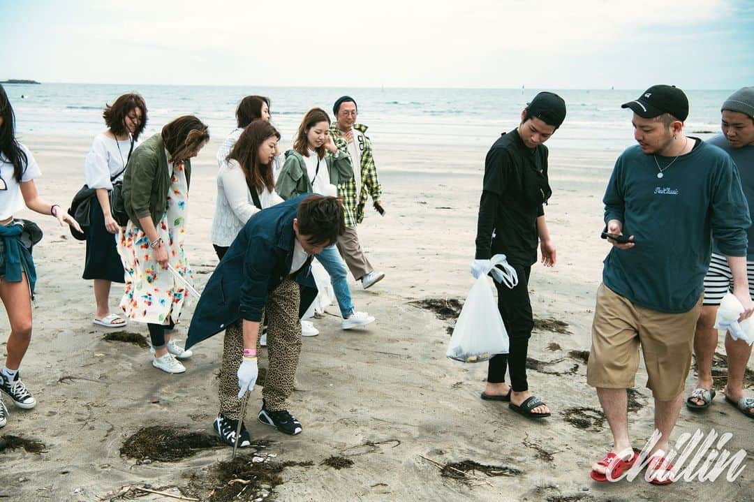 KYOHEYさんのインスタグラム写真 - (KYOHEYInstagram)「先日のchillin-GW special-で﻿ chillin BEACH CLEAN PROJECTをスタートしました！🏖🐠☀️﻿ 企画へのたくさんの賛同、ご参加、誠にありがとうございました！🙇‍♂️﻿ ﻿ chillin @chillin_music として、引き続きこのような活動を継続してまいりますので、皆様のさらなるご協力をよろしくお願い致します！😃✨🤙﻿ ﻿ #chillin #ブエチリ #BEACHCLEAN #ビーチクリーン #sea #lovesea #材木座海岸 #GREENROOMBEACHCLUB #鎌倉 #材木座」5月9日 15時48分 - kyohey5